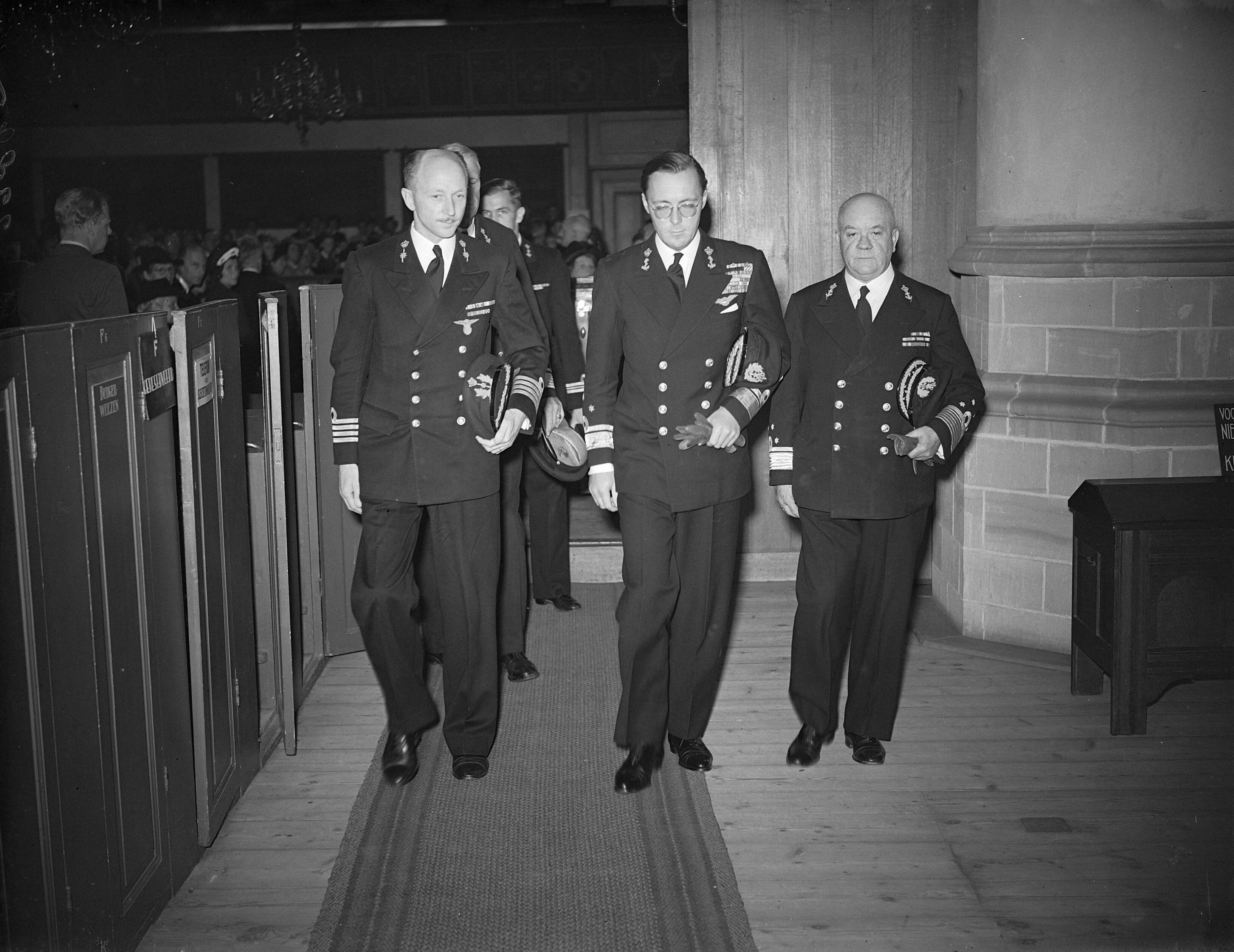 Fotocollectie Anefo — Herdenking 30-jarig bestaan MLD (Marine Luchtvaartdienst) in de Grote Kerk te Den Haag — Foto: Noske, J.D. / Anefo. Licentie: Set B: Rechtenvrij / Publiek Domein. Bron: Nationaal Archief. http://hdl.handle.net/10648/a8adc6e4-d0b4-102d-bcf8-003048976d84