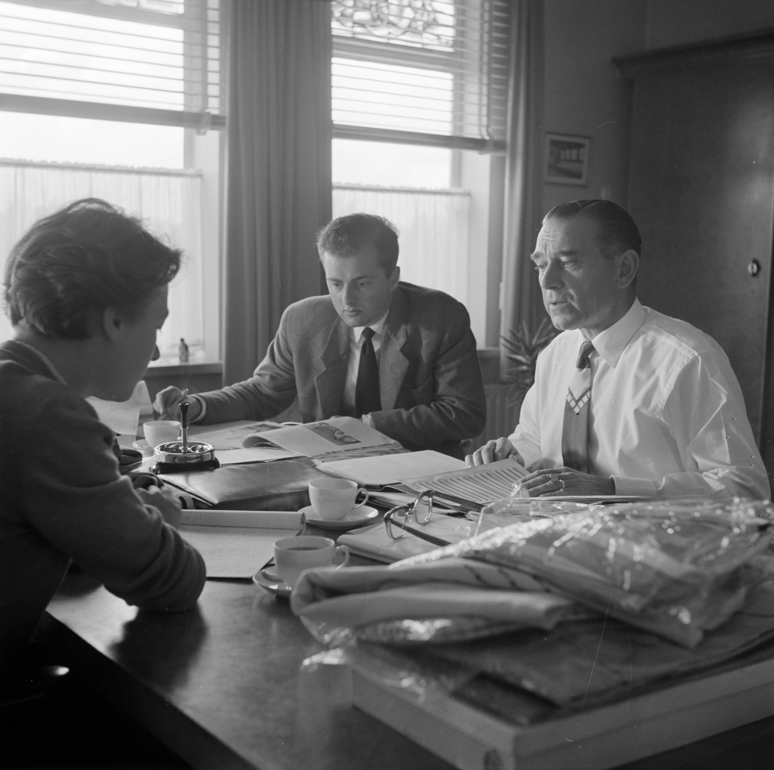 Reportage Kerko Haarlem — Vergadering bij overhemdenbedrijf Kerko — Foto: Poll, Willem van de. Licentie: Set B: Rechtenvrij / Publiek Domein. Bron: Nationaal Archief. http://hdl.handle.net/10648/aecbb374-d0b4-102d-bcf8-003048976d84