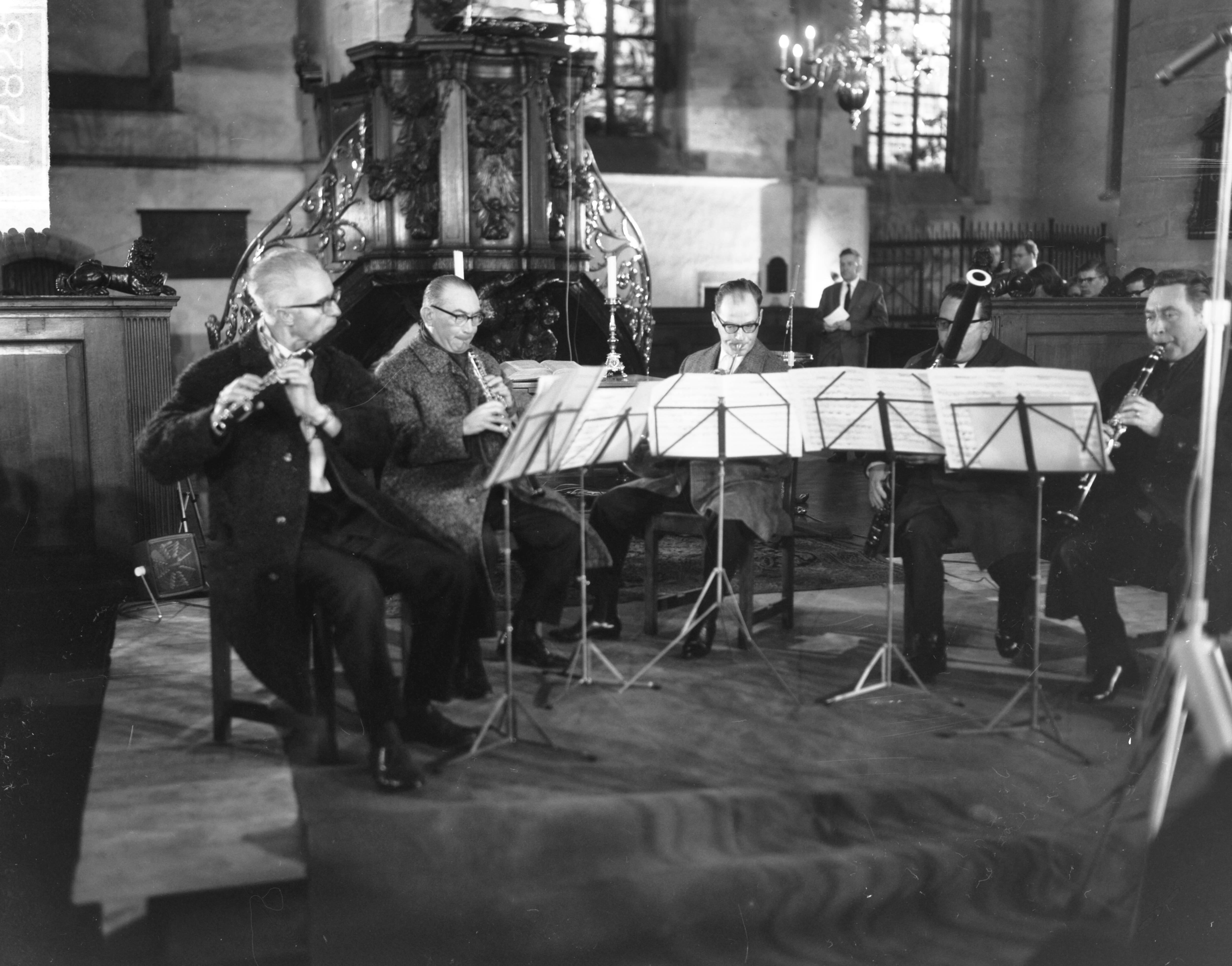 Fotocollectie Anefo — Hartewens Festival in de Sint Bavokerk te Haarlem geopend, het Radio Philharmonisch Quinte speelt in winterjas — Foto: Bilsen, Joop van / Anefo. Licentie: Set B: Rechtenvrij / Publiek Domein. Bron: Nationaal Archief. http://hdl.handle.net/10648/aa8ad290-d0b4-102d-bcf8-003048976d84