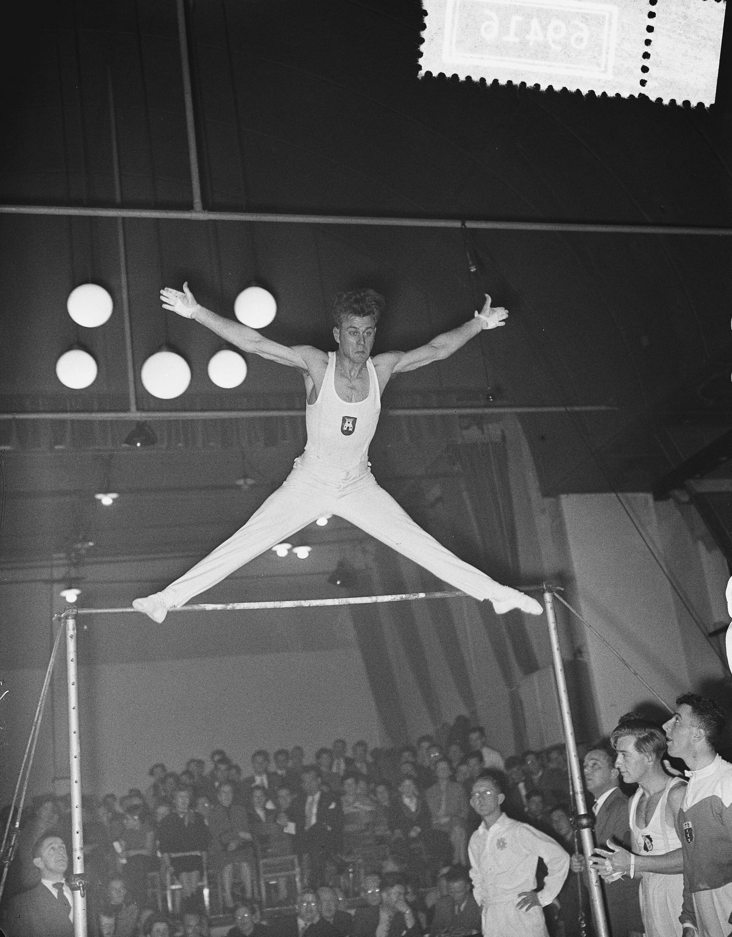 Fotocollectie Anefo — Nederlandse turnkampioenschappen Heren in de Gemeentelijke Concertzaal te Krommenie, winnaar Klaas Boot uit Alkmaar bij afsprong van rekstok — Foto: Bilsen, Joop van / Anefo. Licentie: Set B: Rechtenvrij / Publiek Domein. Bron: Nationaal Archief. http://hdl.handle.net/10648/a92fa344-d0b4-102d-bcf8-003048976d84