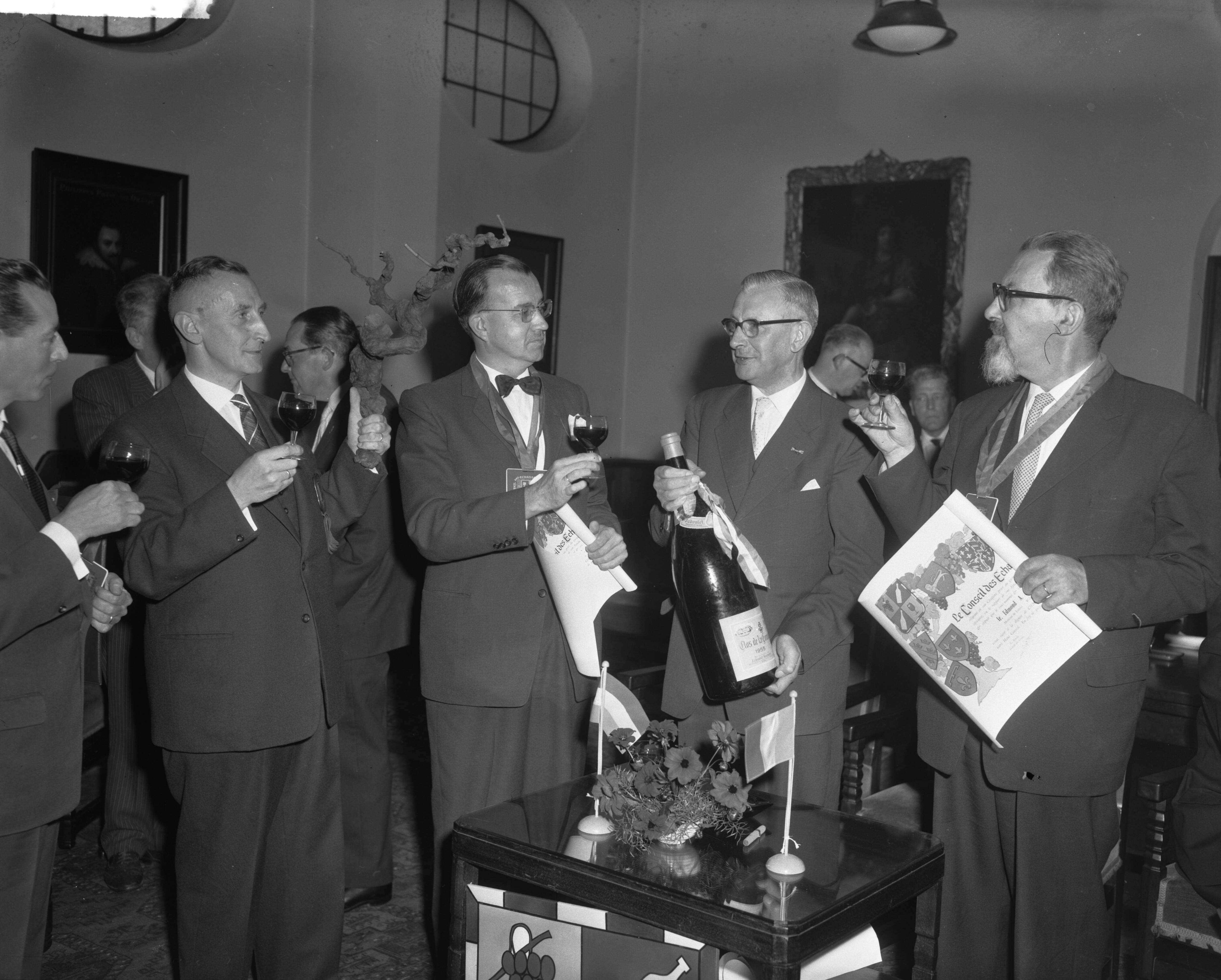 Fotocollectie Anefo — Installatie van compagnons van de Conseil des Echansons Paris in het stadhuis van Breda, v.l.n.r. ?, D.J.A. Kramers, journalist Henri Knap, wethouder J.A. Meijs en letterkundige Edmond Nicolas — Foto: Behrens, Herbert F. / Anefo. Licentie: Set B: Rechtenvrij / Publiek Domein. Bron: Nationaal Archief. http://hdl.handle.net/10648/a9bb1794-d0b4-102d-bcf8-003048976d84