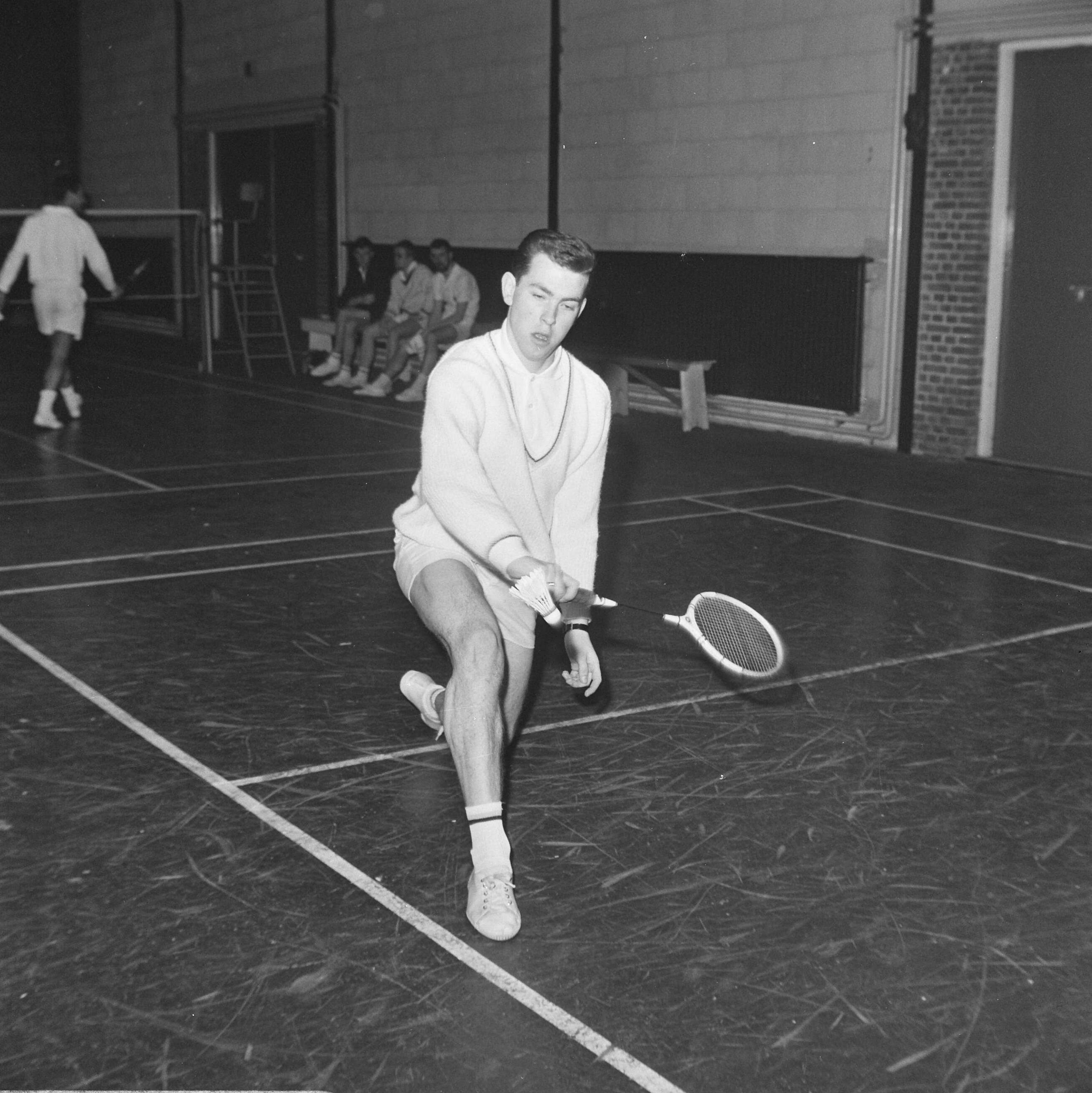 Fotocollectie Anefo — Badmintontoernooi te Haarlem, Huub van Ginneken in aktie — Foto: Koch, Eric / Anefo. Licentie: Set B: Rechtenvrij / Publiek Domein. Bron: Nationaal Archief. http://hdl.handle.net/10648/ab0c5d06-d0b4-102d-bcf8-003048976d84