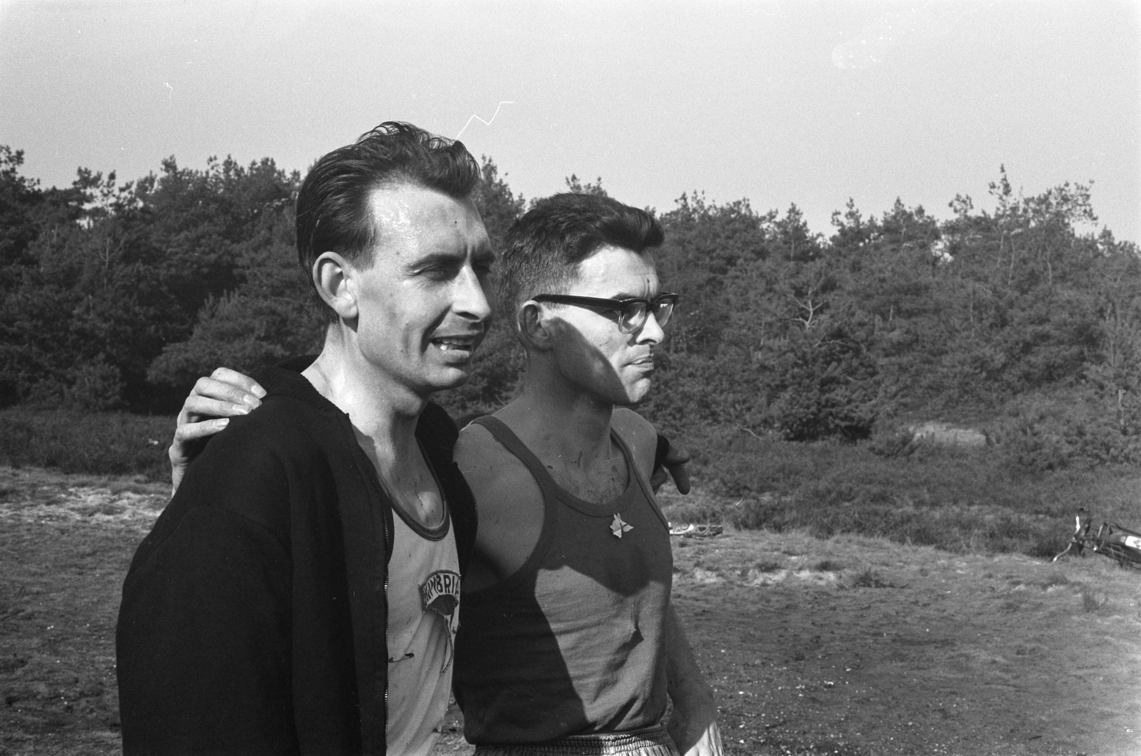 Fotocollectie Anefo — Veldloopkampioenschappen op de Heksenberg bij Heerlen. Delnoye en Cluje — Foto: Pot, Harry / Anefo. Licentie: Set B: Rechtenvrij / Publiek Domein. Bron: Nationaal Archief. http://hdl.handle.net/10648/aa2c1f34-d0b4-102d-bcf8-003048976d84