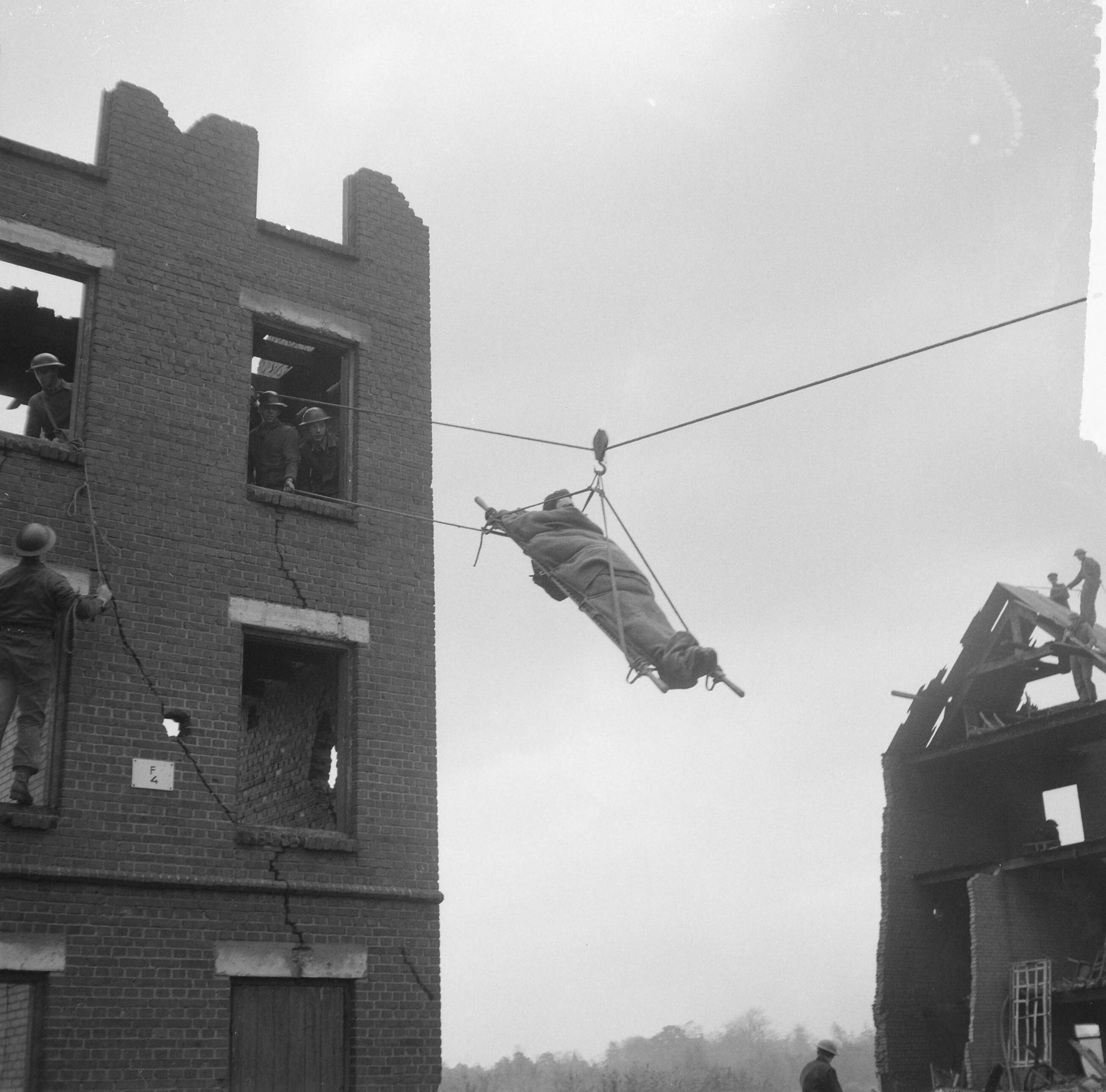 Fotocollectie Anefo — Oefening Korps Mobiele Colonnes in kamp Crailo bij Laren (N.H.), redding van gewonden uit huizen (opdracht Trouw) — Foto: Lindeboom, Henk / Anefo. Licentie: Set B: Rechtenvrij / Publiek Domein. Bron: Nationaal Archief. http://hdl.handle.net/10648/a9bdbf44-d0b4-102d-bcf8-003048976d84