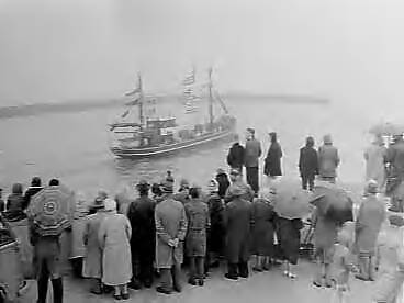 Fotocollectie Anefo — Vlaggetjesdag te Scheveningen, uitvaren van de vloot met publiek — Foto: Behrens, Herbert F. / Anefo. Licentie: Set B: Rechtenvrij / Publiek Domein. Bron: Nationaal Archief. http://hdl.handle.net/10648/a9afac88-d0b4-102d-bcf8-003048976d84