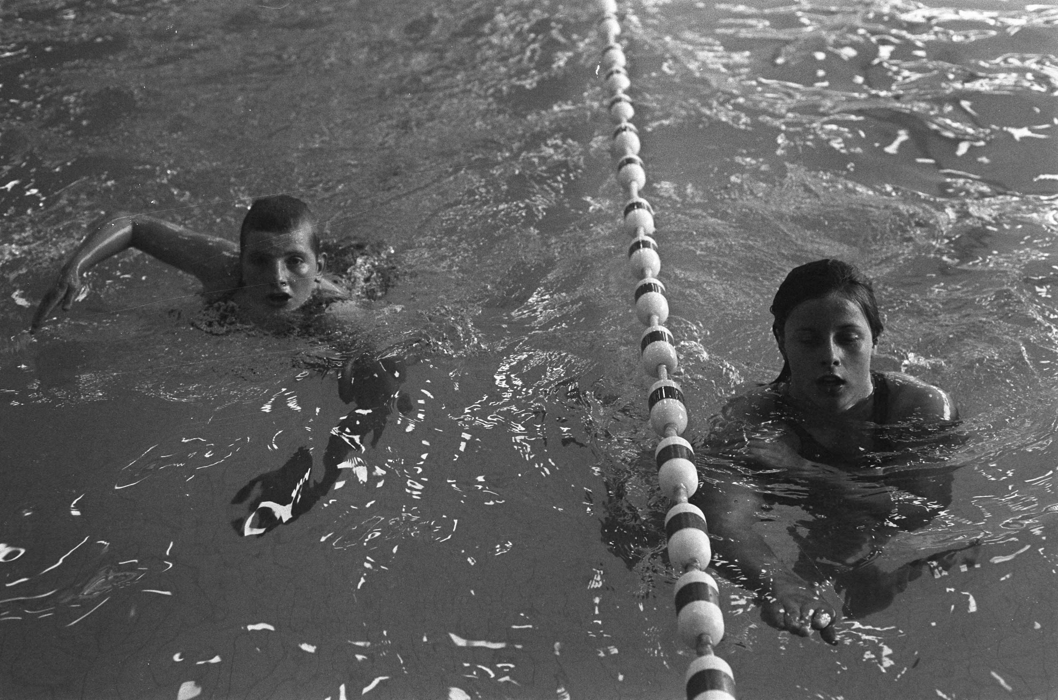 Fotocollectie Anefo — Zwemwedstrijden Nederland tegen DDR te Rijswijk, Hansje Bunschoten (links) en Andrea Hubner (DDR) — Foto: Mieremet, Rob / Anefo. Licentie: Set B: Rechtenvrij / Publiek Domein. Bron: Nationaal Archief. http://hdl.handle.net/10648/ac27e250-d0b4-102d-bcf8-003048976d84