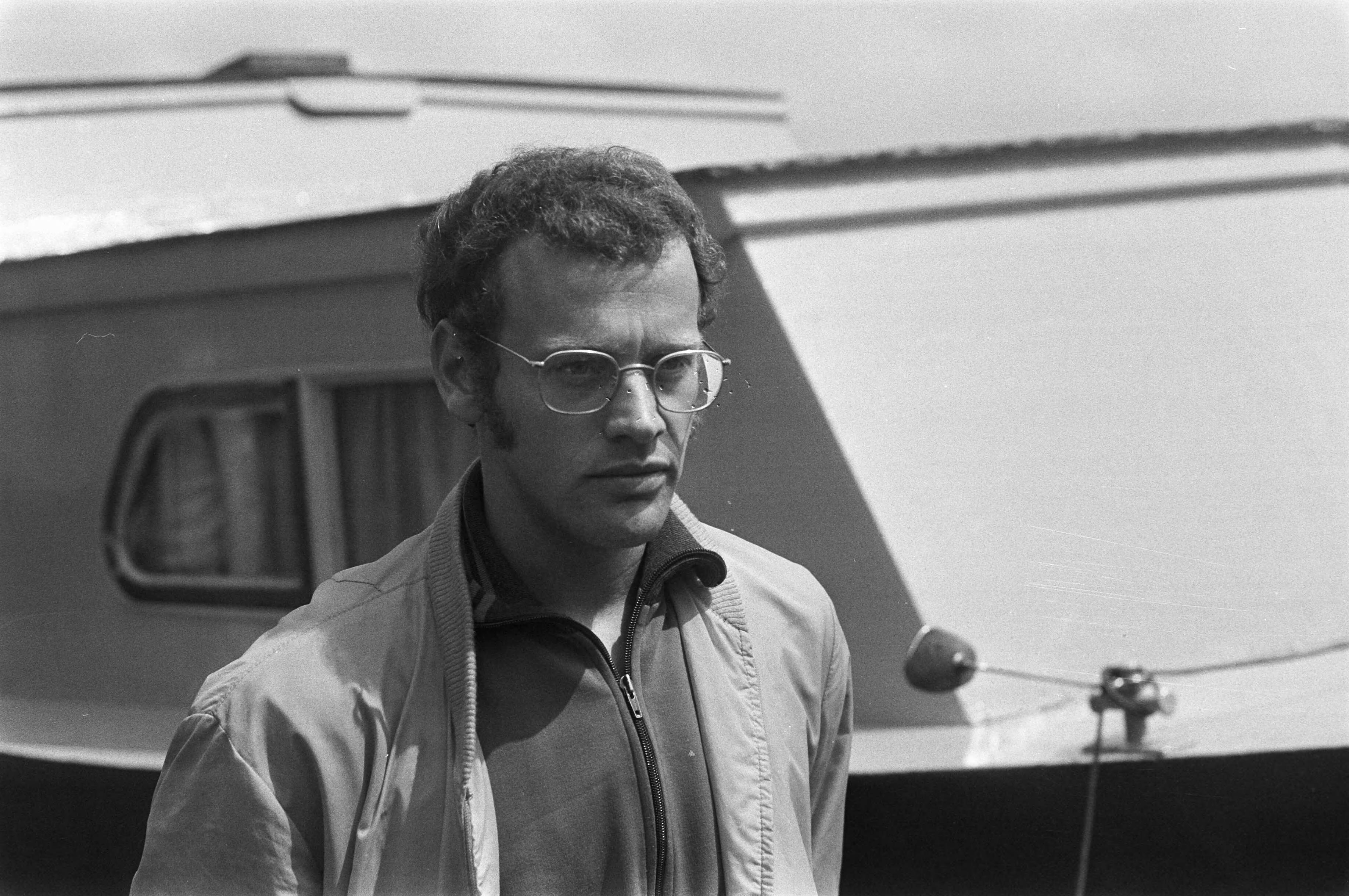 Internationale kanowedstrijden 1972 op de Zaan te Zaanstad — Een van de deelnemende kanovaarders — Foto: Fotograaf Onbekend / Anefo. Licentie: Set B: Rechtenvrij / Publiek Domein. Bron: Nationaal Archief. http://hdl.handle.net/10648/abec4c5e-d0b4-102d-bcf8-003048976d84