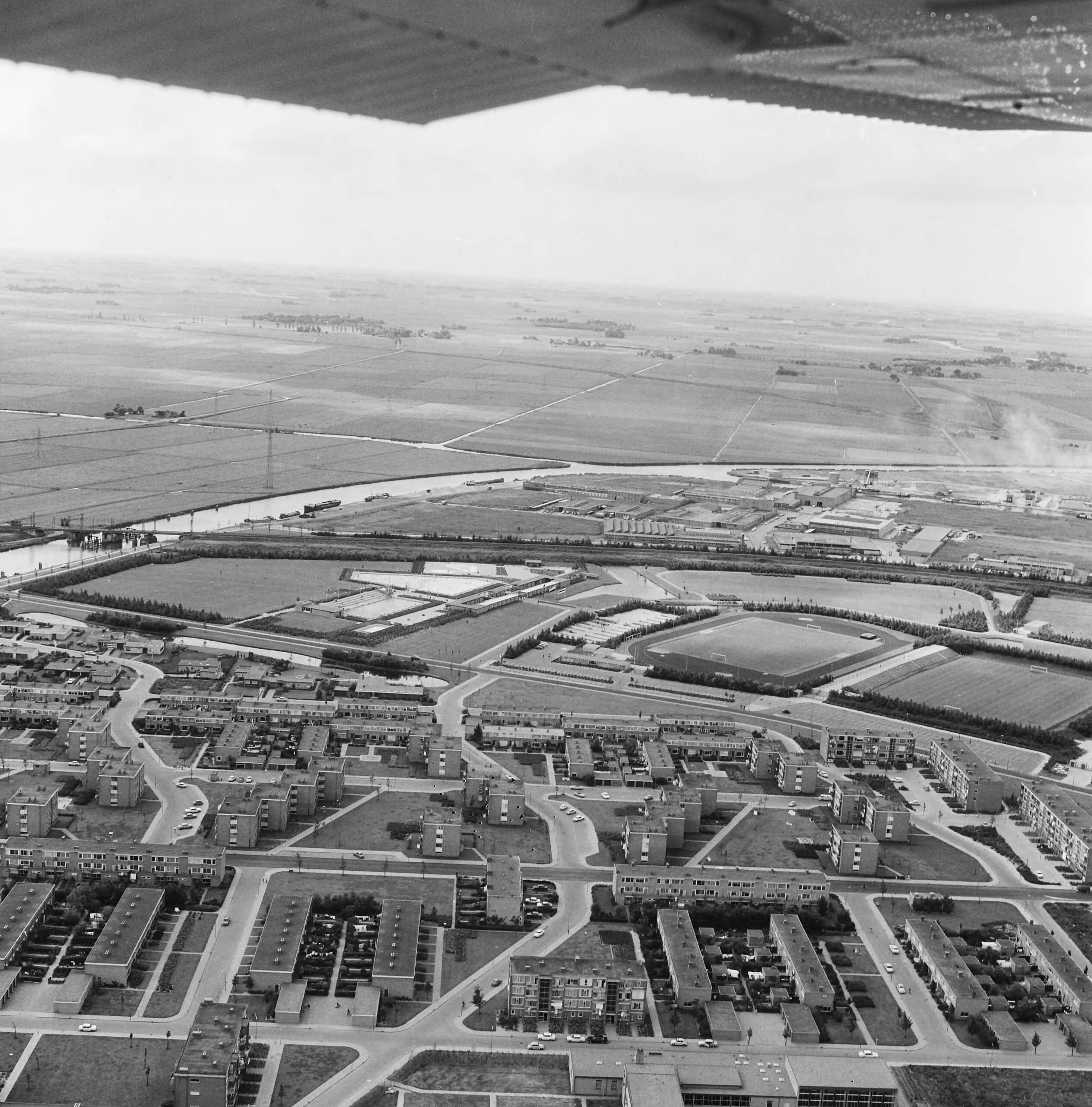 1968 — Luchtopname. Openluchtzwembad Nijlân te Leeuwarden — Foto: Fotograaf Onbekend / Heidemij. Licentie: Set B: Rechtenvrij / Publiek Domein. Bron: Nationaal Archief. http://hdl.handle.net/10648/ae4f9974-d0b4-102d-bcf8-003048976d84