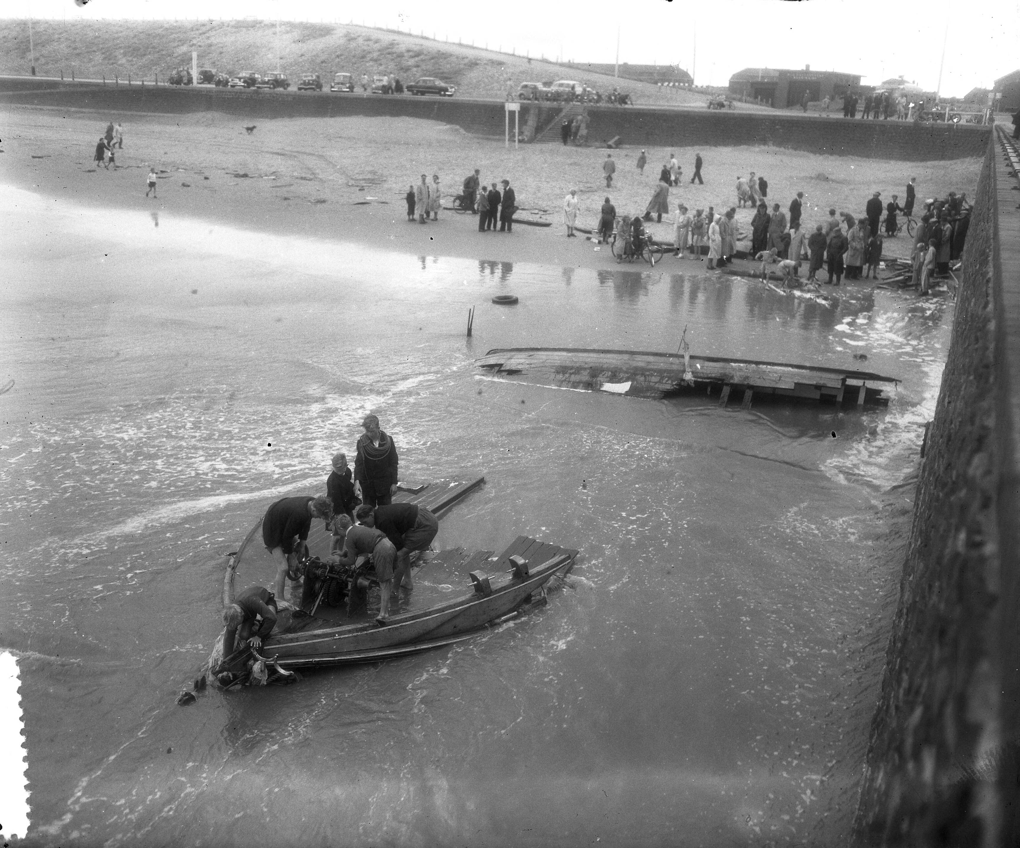 Fotocollectie Anefo — Plezierjacht breekt op Noorderhavenhoofd te Scheveningen — Foto: Duinen, H. van / Anefo. Licentie: Set B: Rechtenvrij / Publiek Domein. Bron: Nationaal Archief. http://hdl.handle.net/10648/a8ee35e4-d0b4-102d-bcf8-003048976d84