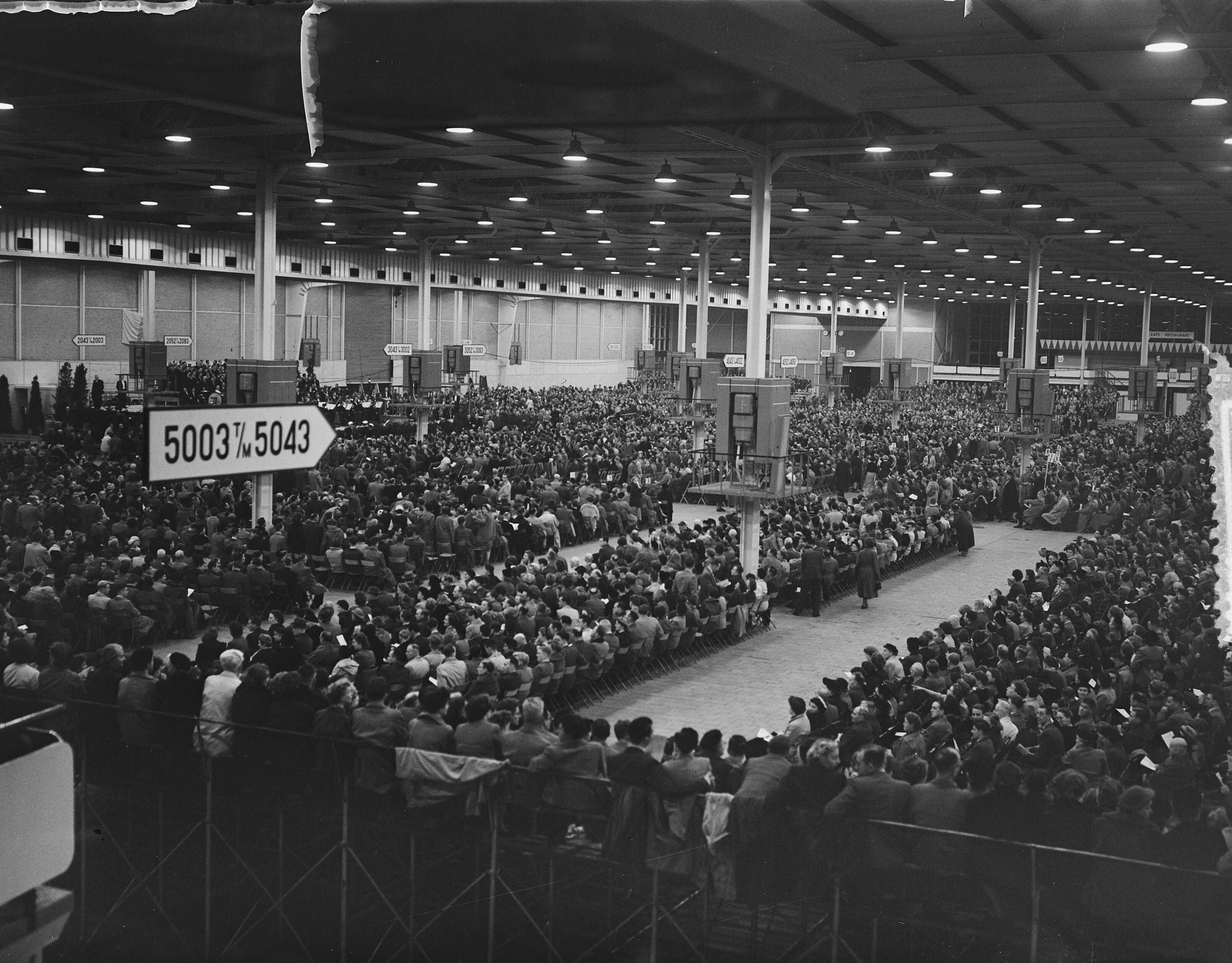 Fotocollectie Anefo — Concert van het Utrechts Stedelijk Orkest en de Maastreechter Staar in de Bernhardhal te Utrecht voor 20.000 bezoekers — Foto: Bilsen, Joop van / Anefo. Licentie: Set B: Rechtenvrij / Publiek Domein. Bron: Nationaal Archief. http://hdl.handle.net/10648/a92af83a-d0b4-102d-bcf8-003048976d84