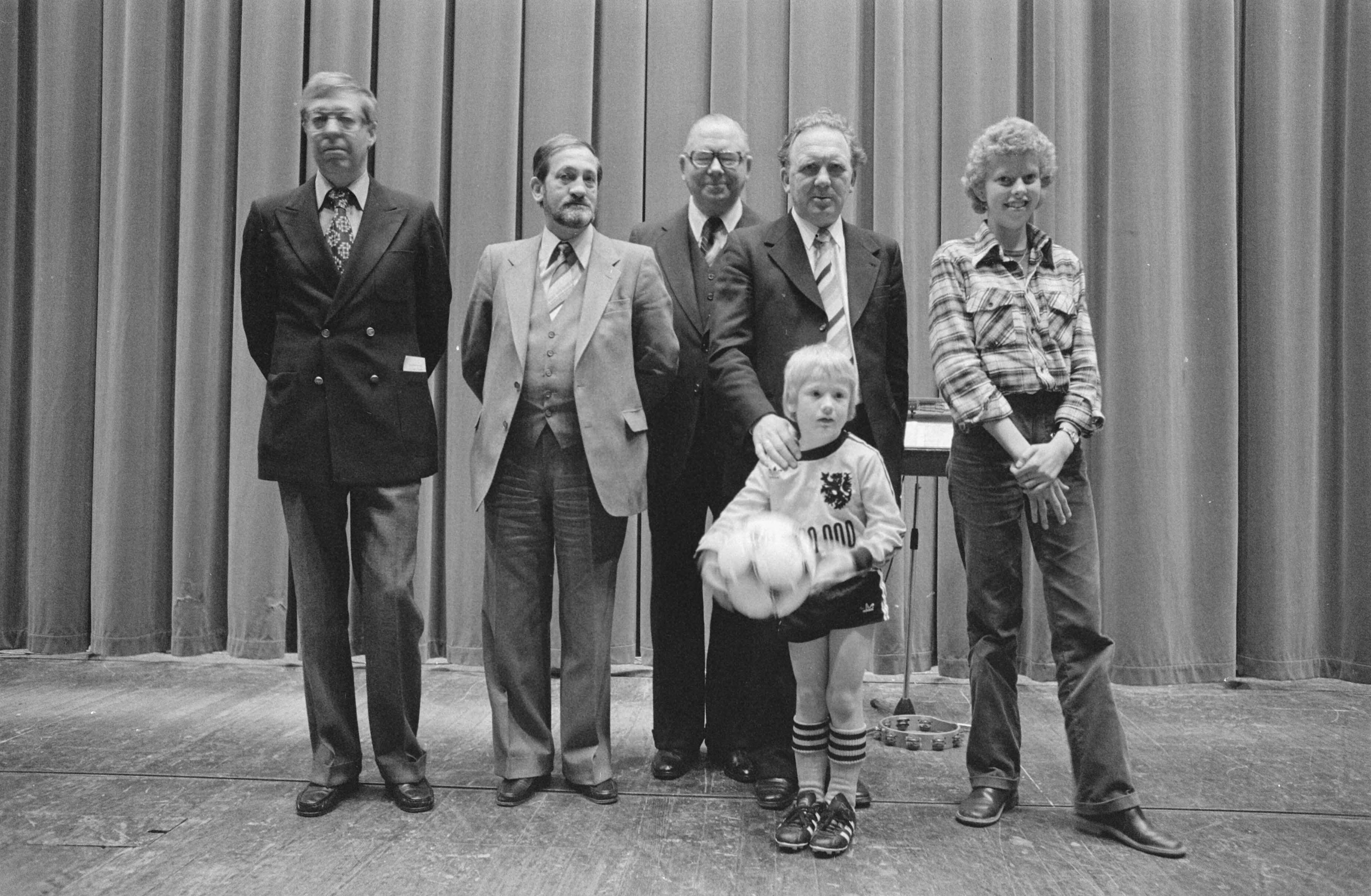 Fotocollectie Anefo — Miljoenste lid voor KNVB ( Den Haag ); v.l.n.r. Hogewonin Segerius, Meuleman,Van Marle , de 6-jarige Arjen Kruisinga — Foto: Verhoeff, Bert / Anefo. Licentie: Set B: Rechtenvrij / Publiek Domein. Bron: Nationaal Archief. http://hdl.handle.net/10648/ad7a2aaa-d0b4-102d-bcf8-003048976d84
