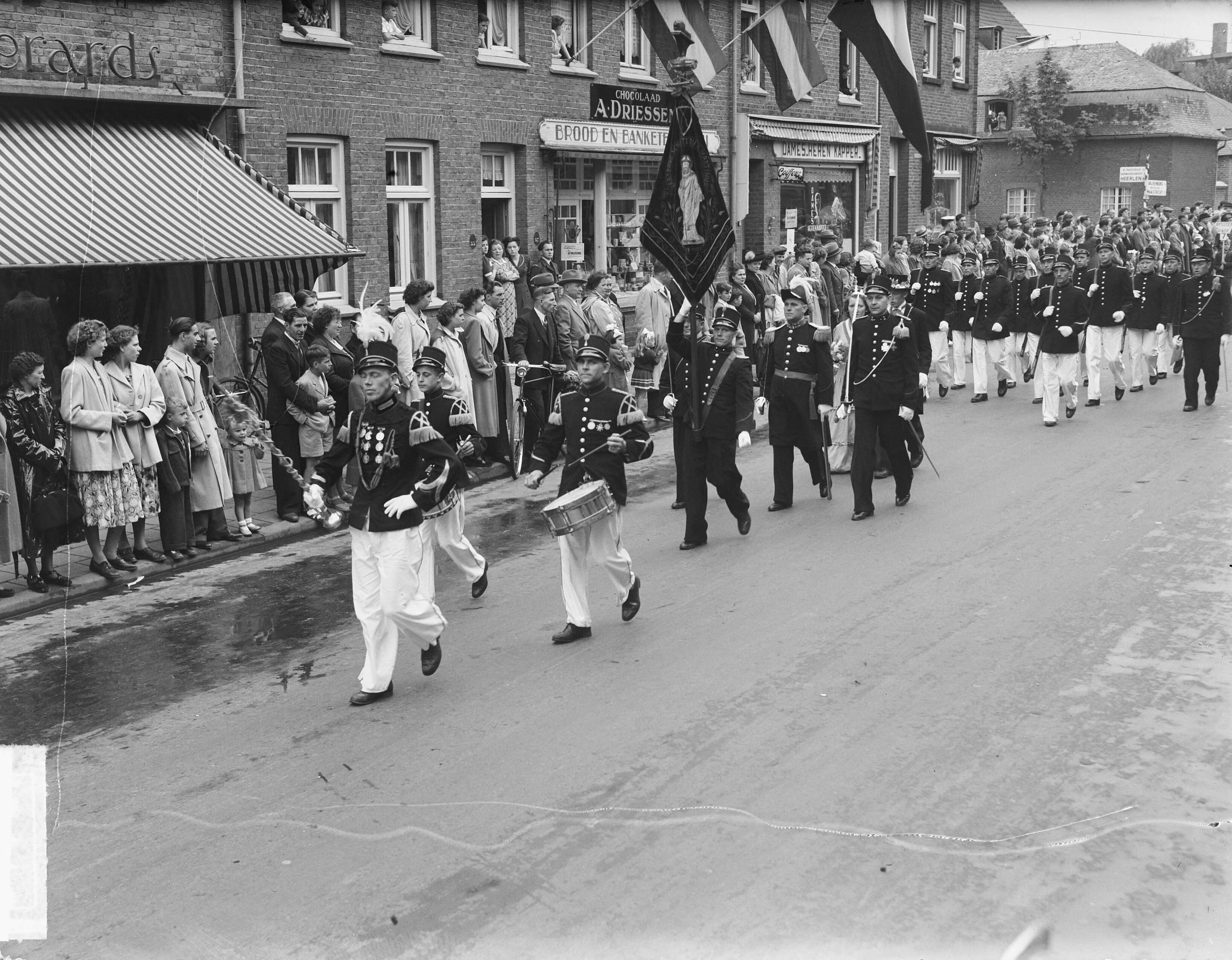 300-jarig bestaan schutterij St. Bavo — Optocht t.g.v. 300-jarig bestaan schutterij St. Bavo [Schutterij St. Martinus] — Foto: Oorschot, […] van / Anefo. Licentie: Set B: Rechtenvrij / Publiek Domein. Bron: Nationaal Archief. http://hdl.handle.net/10648/a8daf038-d0b4-102d-bcf8-003048976d84