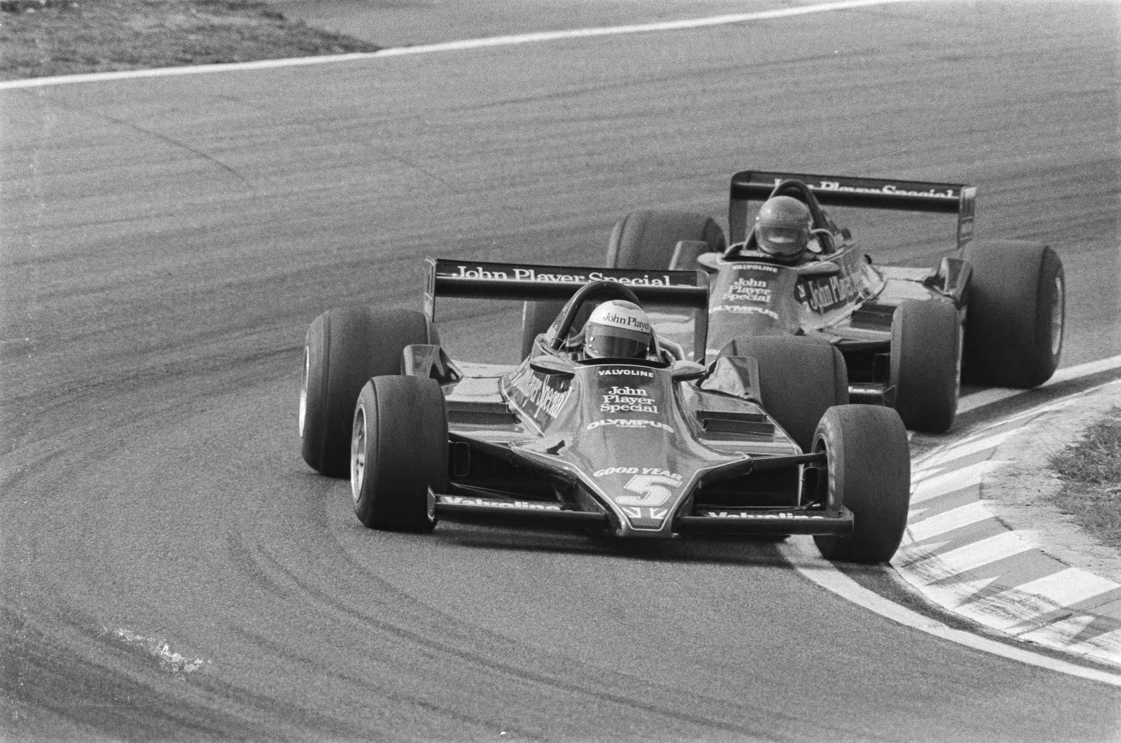Fotocollectie Anefo — Grand Prix Zandvoort; Mario Andretti op kop met daar achter Ronnie Petterson — Foto: Suyk, Koen / Anefo. Licentie: Set B: Rechtenvrij / Publiek Domein. Bron: Nationaal Archief. http://hdl.handle.net/10648/acbac732-d0b4-102d-bcf8-003048976d84