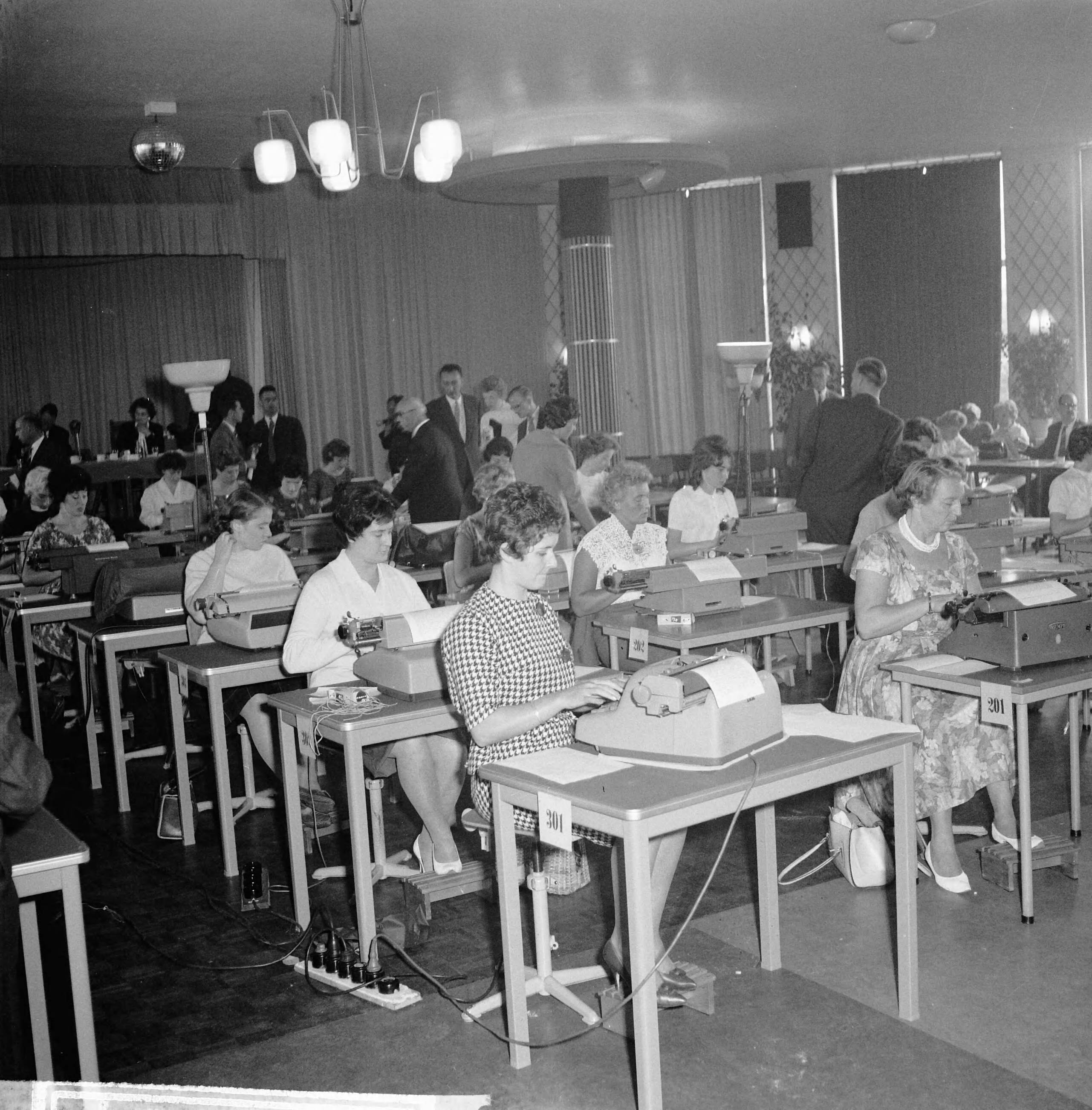Fotocollectie Anefo — Nationaal kampioenschap machineschrijven te Den Haag — Foto: Lindeboom, Henk / Anefo. Licentie: Set B: Rechtenvrij / Publiek Domein. Bron: Nationaal Archief. http://hdl.handle.net/10648/a9ba3cf2-d0b4-102d-bcf8-003048976d84