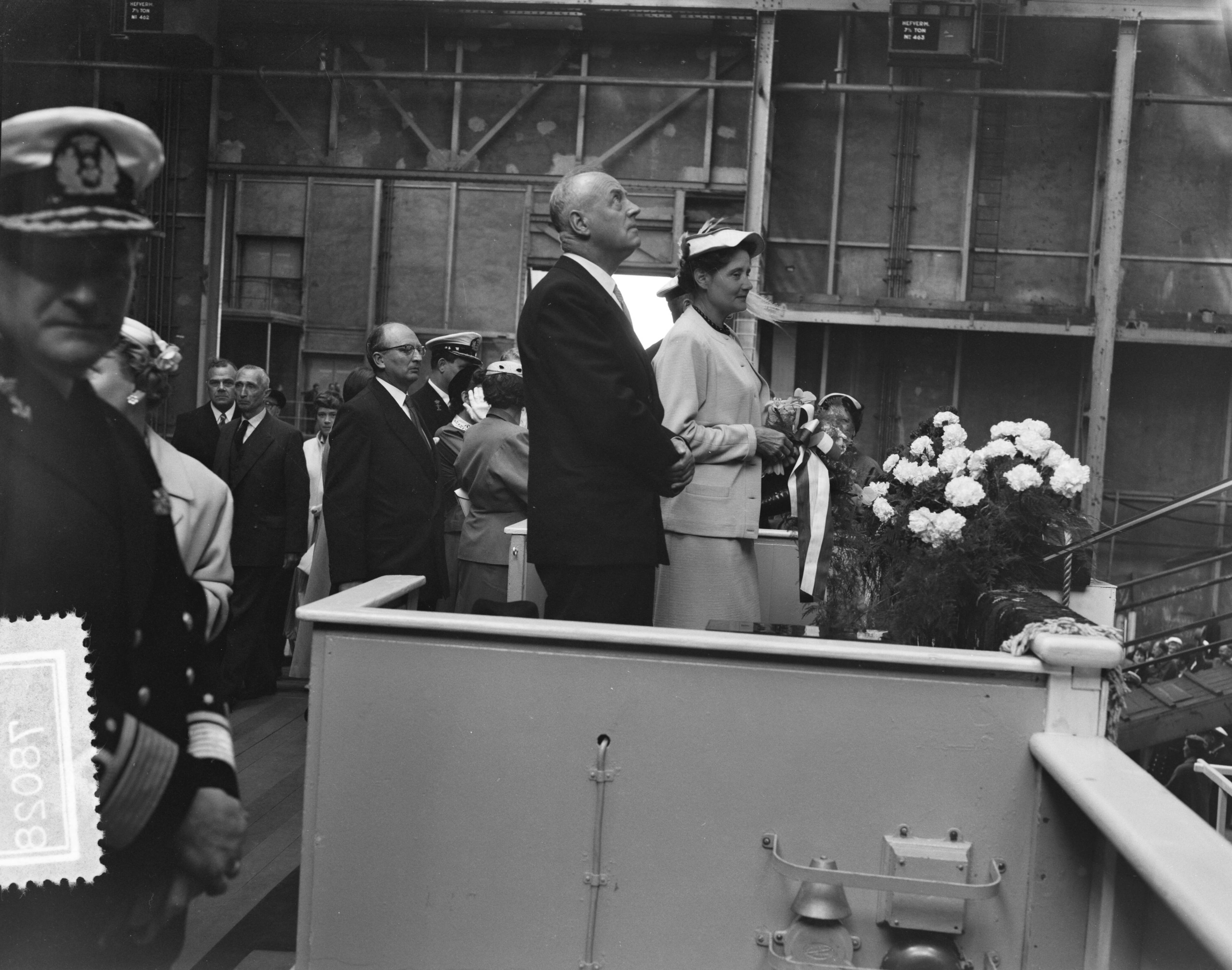 Fotocollectie Anefo — Tewaterlating van de onderzeebootjager Hr. Ms. "Utrecht" bij De Schelde te Vlissingen. De doopplechtigheid werd verricht door mevr. J.M. Pröpper-Voorduin, echtgenote van vice-admiraal H.H.L. Pröpper — Foto: Rossem, Wim van / Anefo. Licentie: Set B: Rechtenvrij / Publiek Domein. Bron: Nationaal Archief. http://hdl.handle.net/10648/a9492bca-d0b4-102d-bcf8-003048976d84
