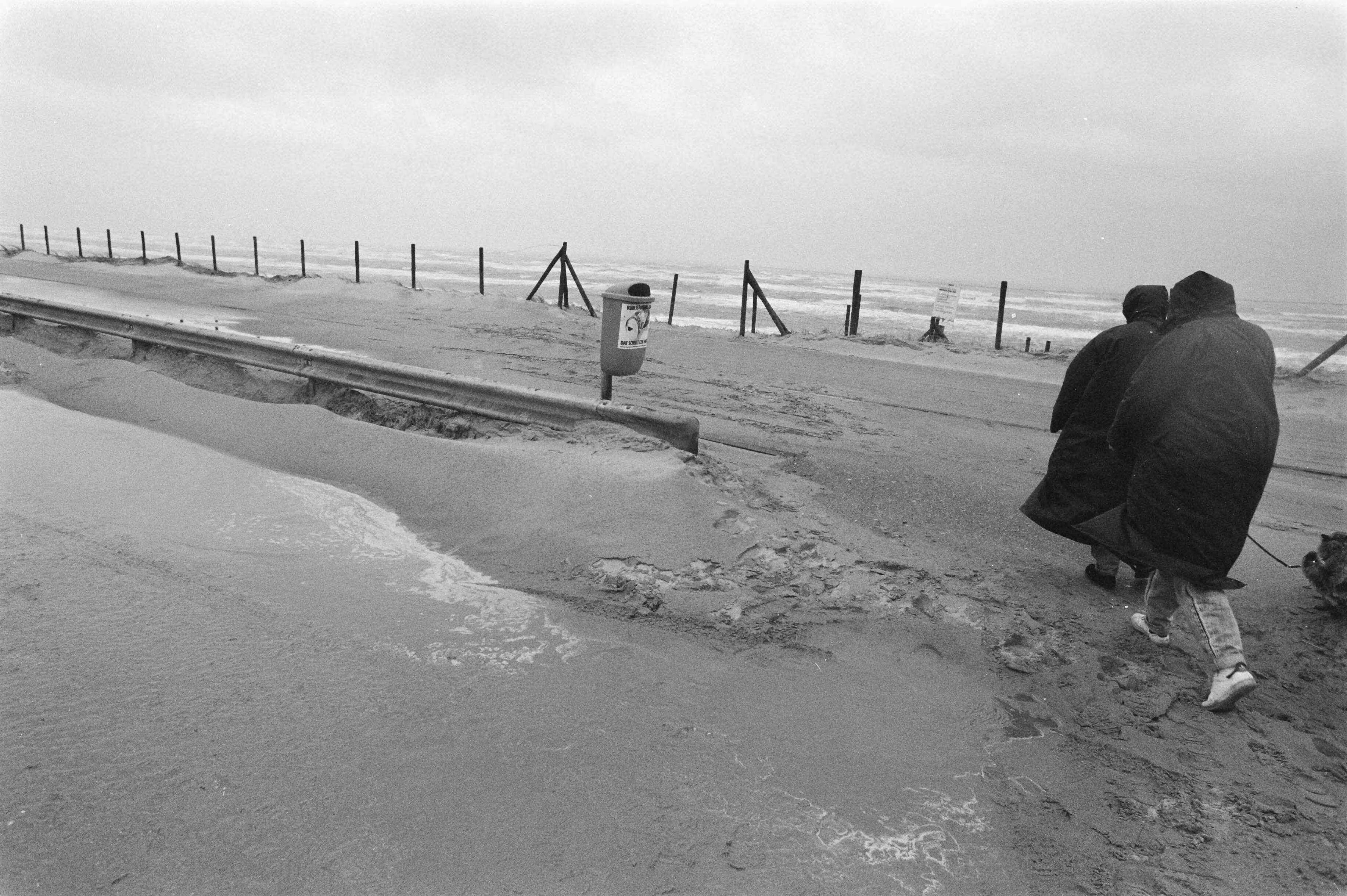 Fotocollectie Anefo — Boulevard Bloemendaal onder opgewaaid zand — Foto: Bogaerts, Rob / Anefo. Licentie: Set B: Rechtenvrij / Publiek Domein. Bron: Nationaal Archief. http://hdl.handle.net/10648/ad67782e-d0b4-102d-bcf8-003048976d84