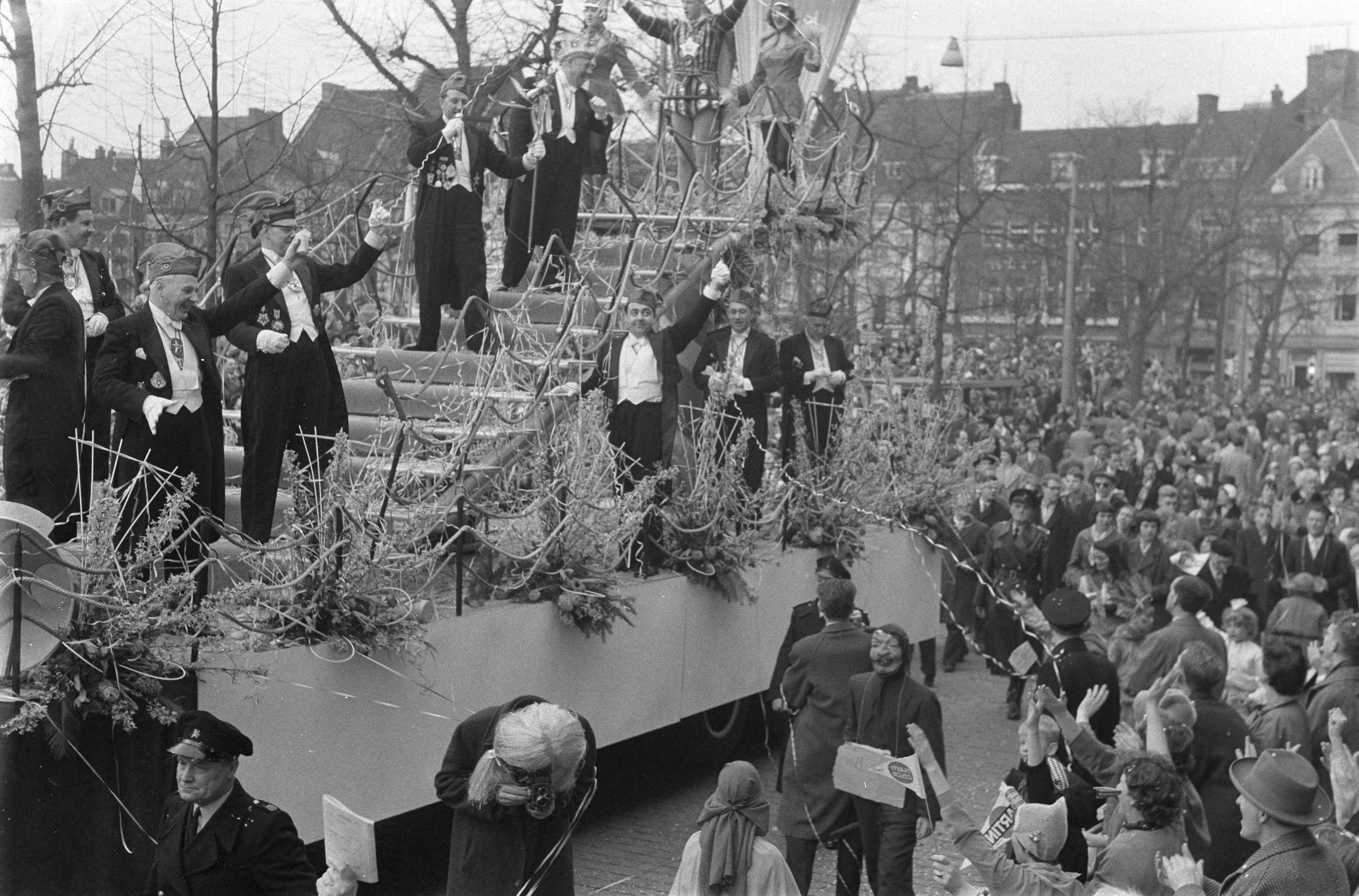 Fotocollectie Anefo — Carnavalsoptocht in Maastricht — Foto: Pot, Harry / Anefo. Licentie: Set B: Rechtenvrij / Publiek Domein. Bron: Nationaal Archief. http://hdl.handle.net/10648/a9a8feec-d0b4-102d-bcf8-003048976d84
