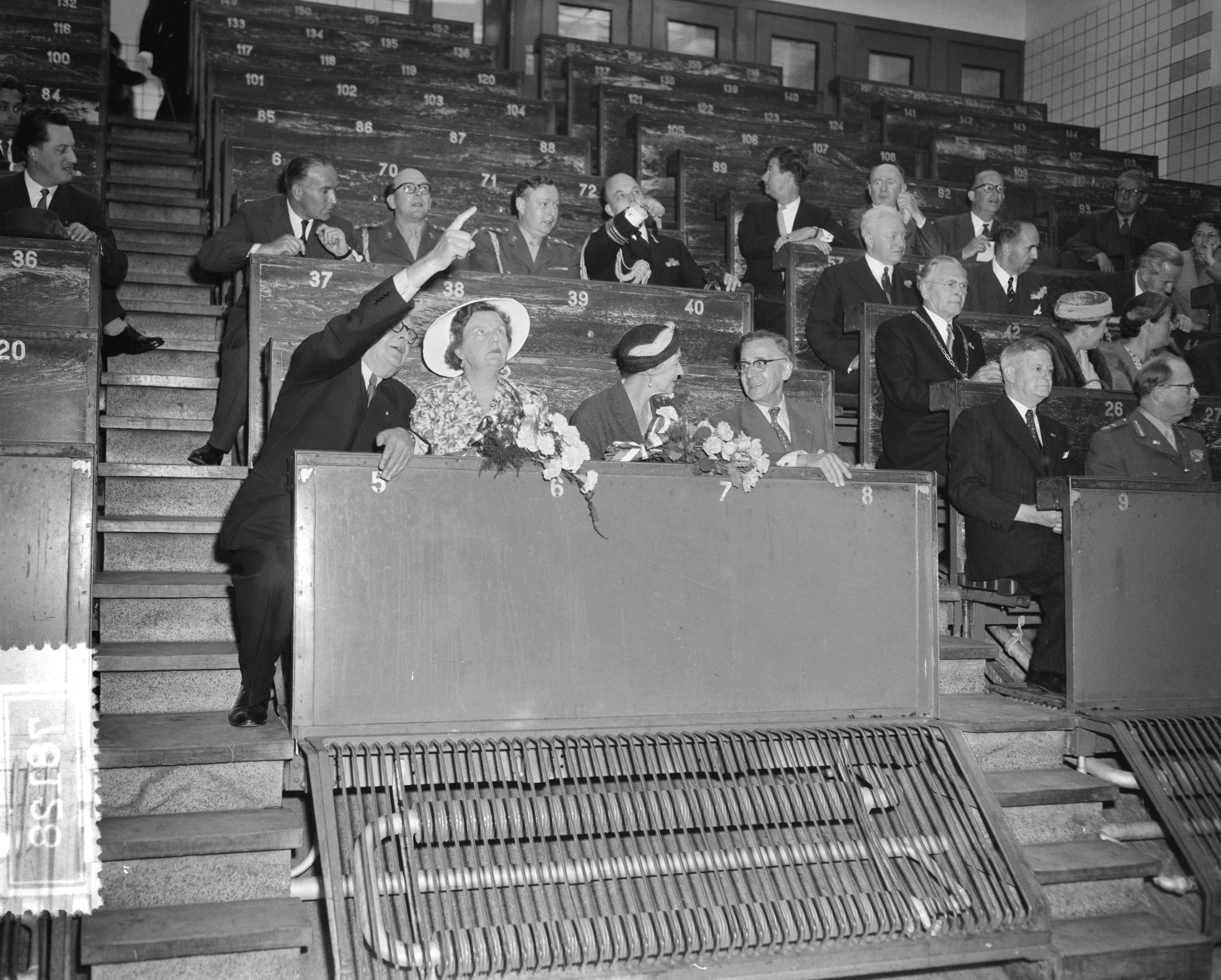 Staatsbezoek groothertogin Charlotte van Luxemburg en haar echtgenoot prins Felix — Laatste dag bezoek Luxemburgse gasten. Luxemburgs groot-hertogelijk paar bezoekt bloemenveiling te Aalsmeer — Foto: Pot, Harry / Anefo. Licentie: Set B: Rechtenvrij / Publiek Domein. Bron: Nationaal Archief. http://hdl.handle.net/10648/a94975d0-d0b4-102d-bcf8-003048976d84