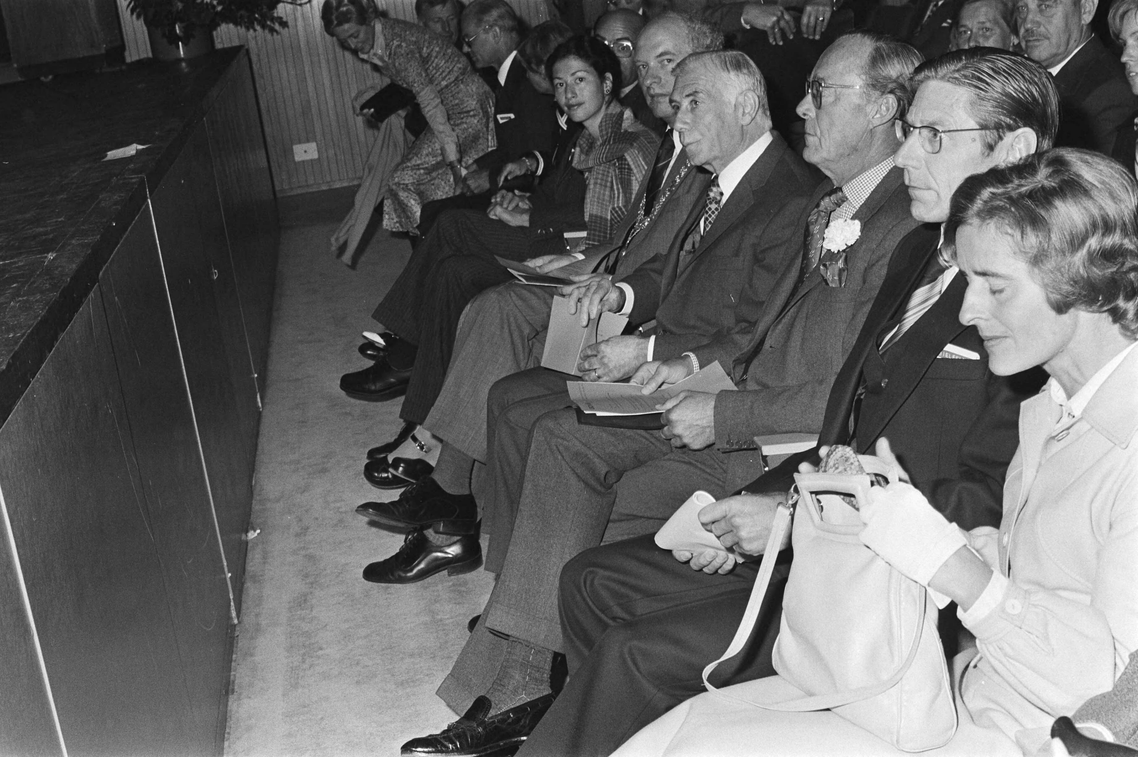 Fotocollectie Anefo — Prins Bernhard opent Nederlands-Duits Mijnbouwdeskundig Congres in Congresgebouw te Den Haag ; aankomst en ontvangst — Foto: Peters, Hans / Anefo. Licentie: Set B: Rechtenvrij / Publiek Domein. Bron: Nationaal Archief. http://hdl.handle.net/10648/ac8c41be-d0b4-102d-bcf8-003048976d84