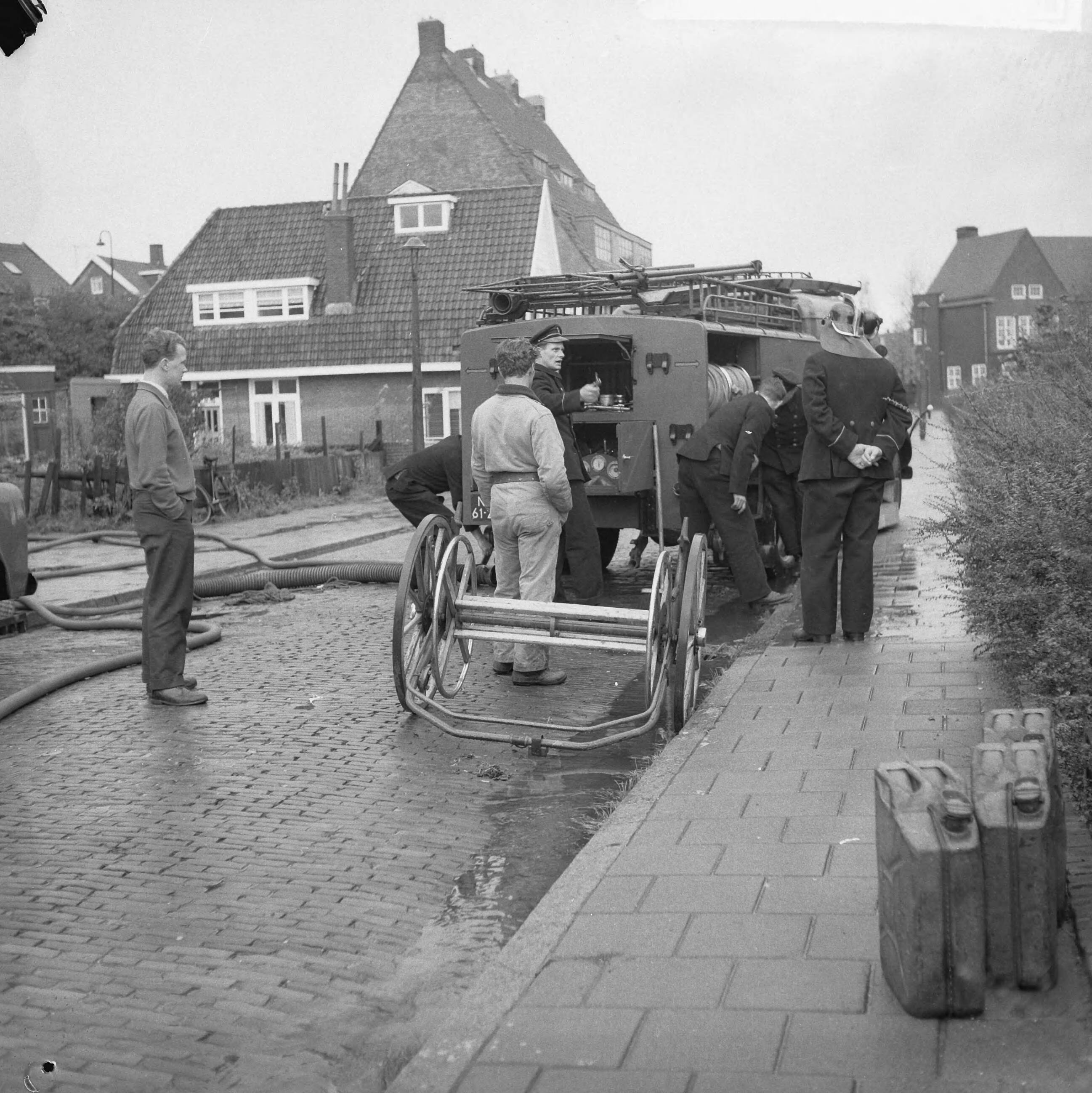 Fotocollectie Anefo — Wateroverlast in Tuindorp Oostzaan, Kometensingel, brandweerauto — Foto: Lindeboom, Henk / Anefo. Licentie: Set B: Rechtenvrij / Publiek Domein. Bron: Nationaal Archief. http://hdl.handle.net/10648/a9bb8e22-d0b4-102d-bcf8-003048976d84