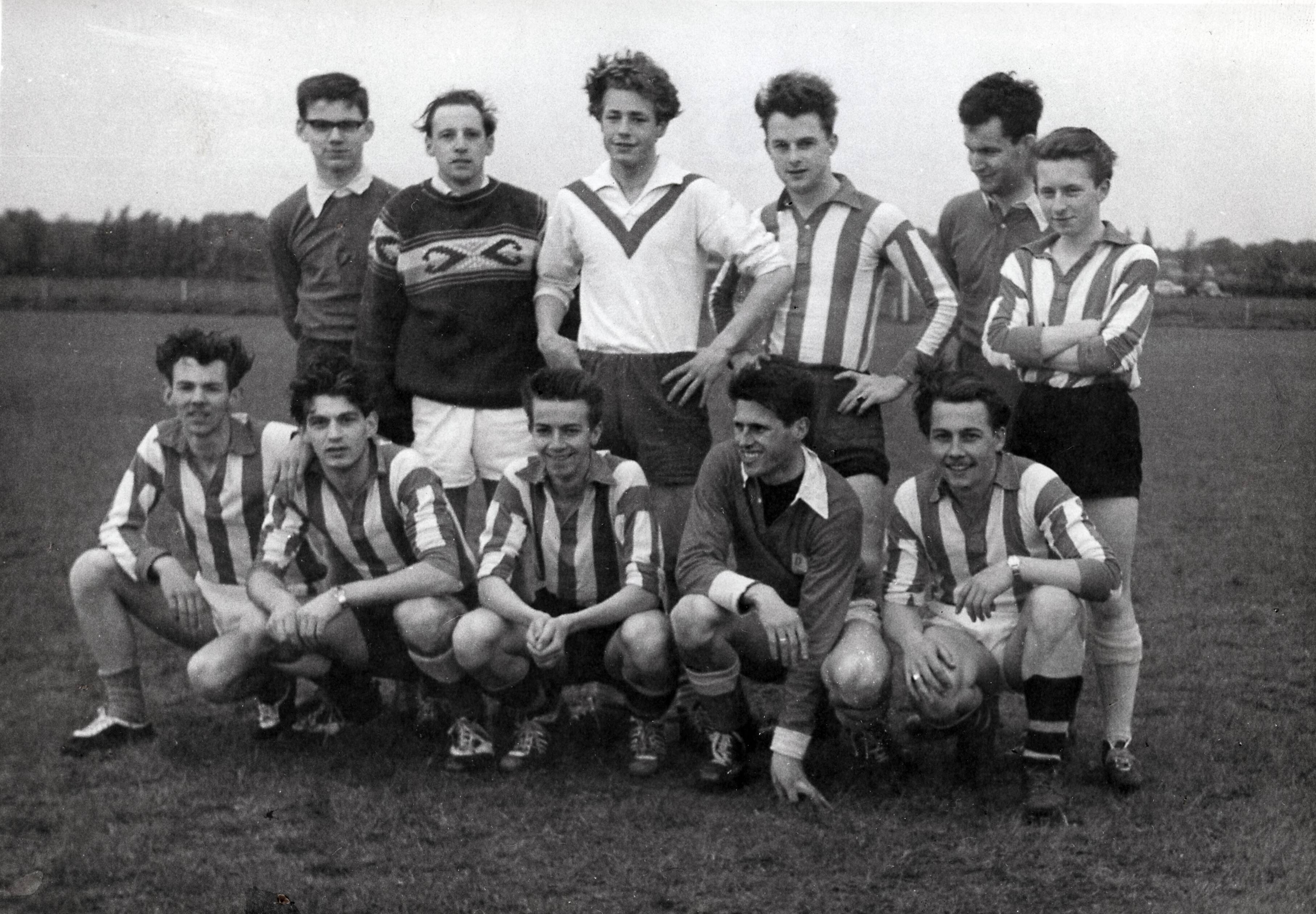 Sportactiviteiten personeel Drukkerij N.V. De Spaarnestad / Voetbal, o.a. F.C. Panorama — [Serie bedrijfsvoetbal Spaarnestad, diverse jaren] Zwart/Wit- Retouche 1-6. Elftal Retouche vlnr.: P. Balm, C. Coster (aanvoerder), J. Wigman, S. verlaat, A. Slewe J. v/d. Heuvel. Knielend: P. Severijnse, N. Venneker, Th. Nunnink, H. Snoek, P. Luyten — Foto: Fotograaf Onbekend / Spaarnestad / Spaarnestad Photo (05887). Licentie: Set B: Rechtenvrij / Publiek Domein. Bron: Nationaal Archief. http://hdl.handle.net/10648/35429da6-3f08-a382-e063-6df0900a6686