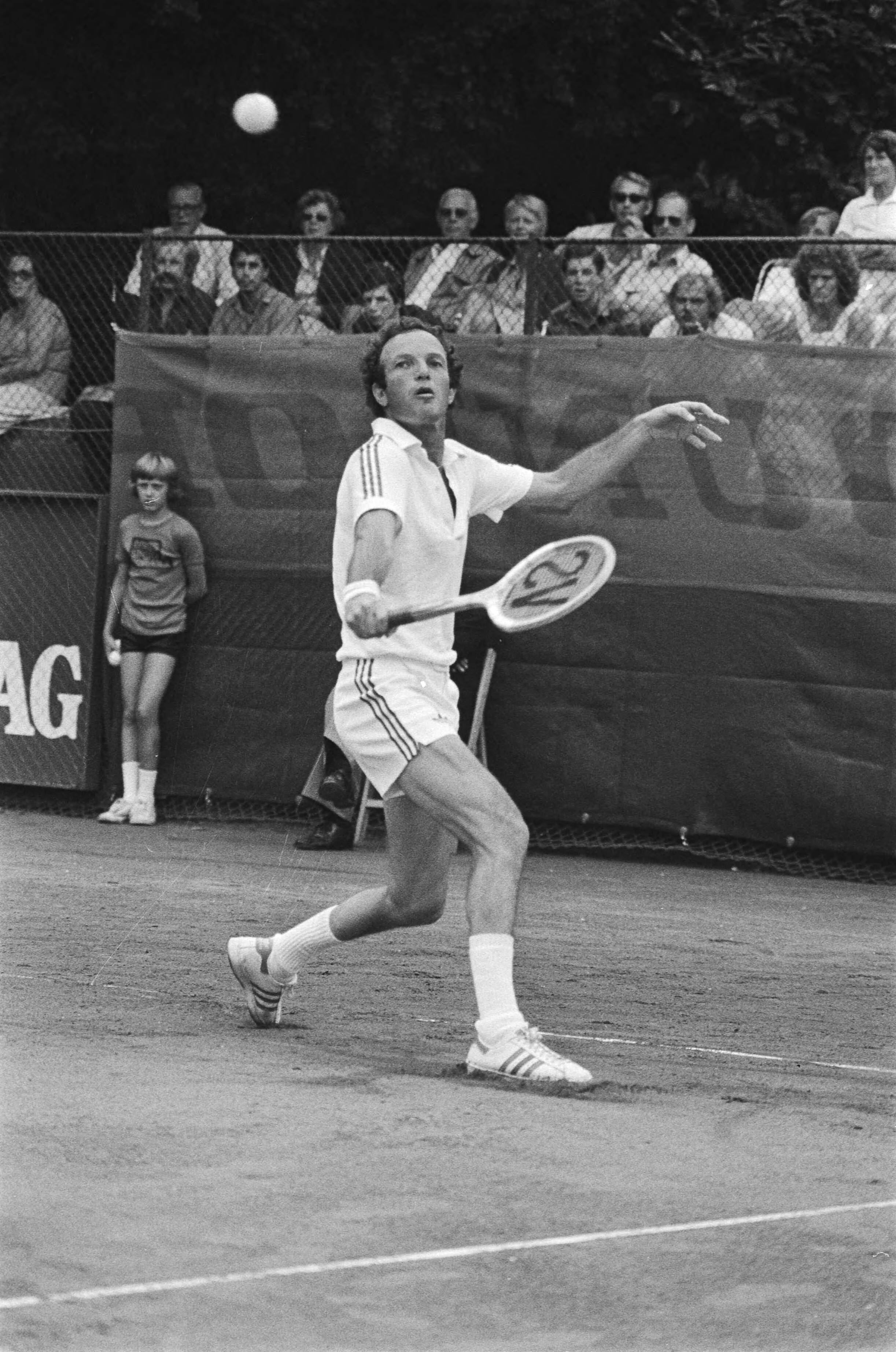 Fotocollectie Anefo — Tennistoernooi Melkhuisje Hilversum; Tom Okker in actie — Foto: Suyk, Koen / Anefo. Licentie: Set B: Rechtenvrij / Publiek Domein. Bron: Nationaal Archief. http://hdl.handle.net/10648/acb941dc-d0b4-102d-bcf8-003048976d84