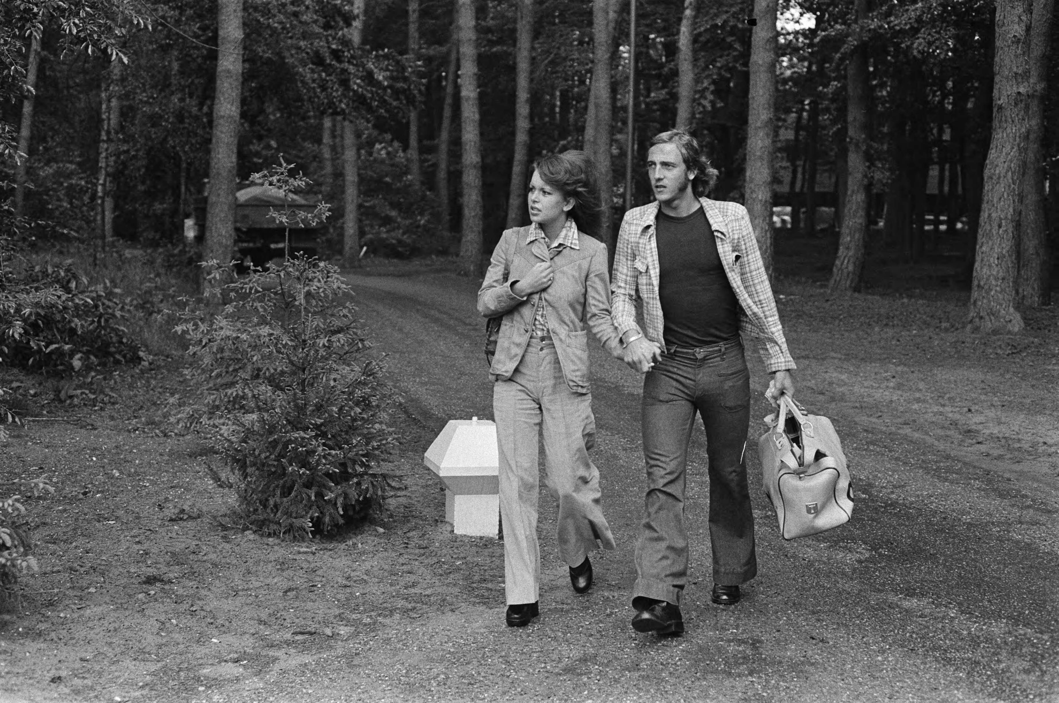 Fotocollectie Anefo — Selectie Nederlands elftal laatste dag bijeen in Zeist voor vertrek naar de WK; Johan Neeskens met vriendin Marjan — Foto: Peters, Hans / Anefo. Licentie: Set B: Rechtenvrij / Publiek Domein. Bron: Nationaal Archief. http://hdl.handle.net/10648/ac4d382a-d0b4-102d-bcf8-003048976d84