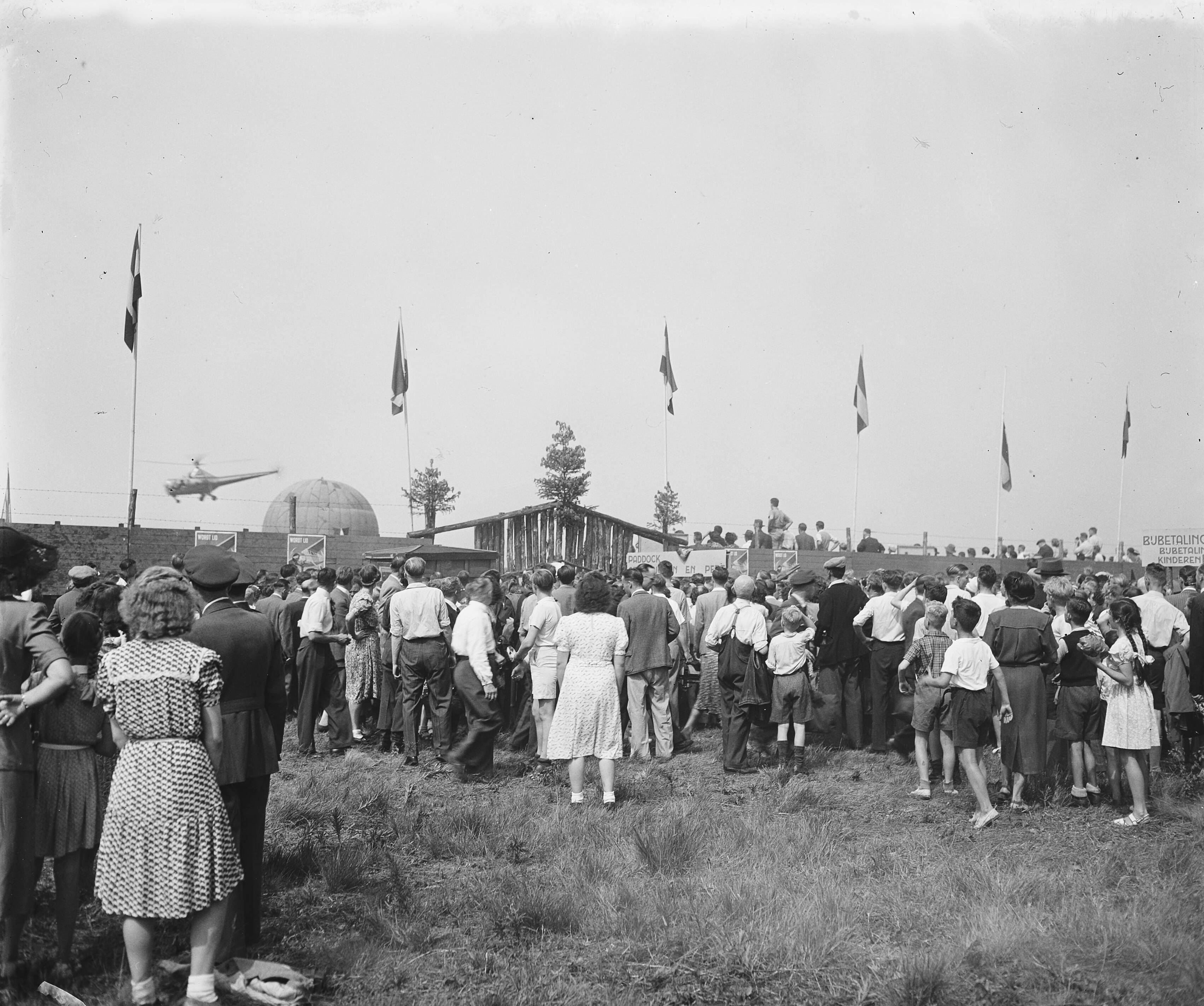 Fotocollectie Anefo — Vliegfeest Soesterberg. Bij de opening nog kinderen voor loketten — Foto: Noske, J.D. / Anefo. Licentie: Set B: Rechtenvrij / Publiek Domein. Bron: Nationaal Archief. http://hdl.handle.net/10648/a8b80e42-d0b4-102d-bcf8-003048976d84