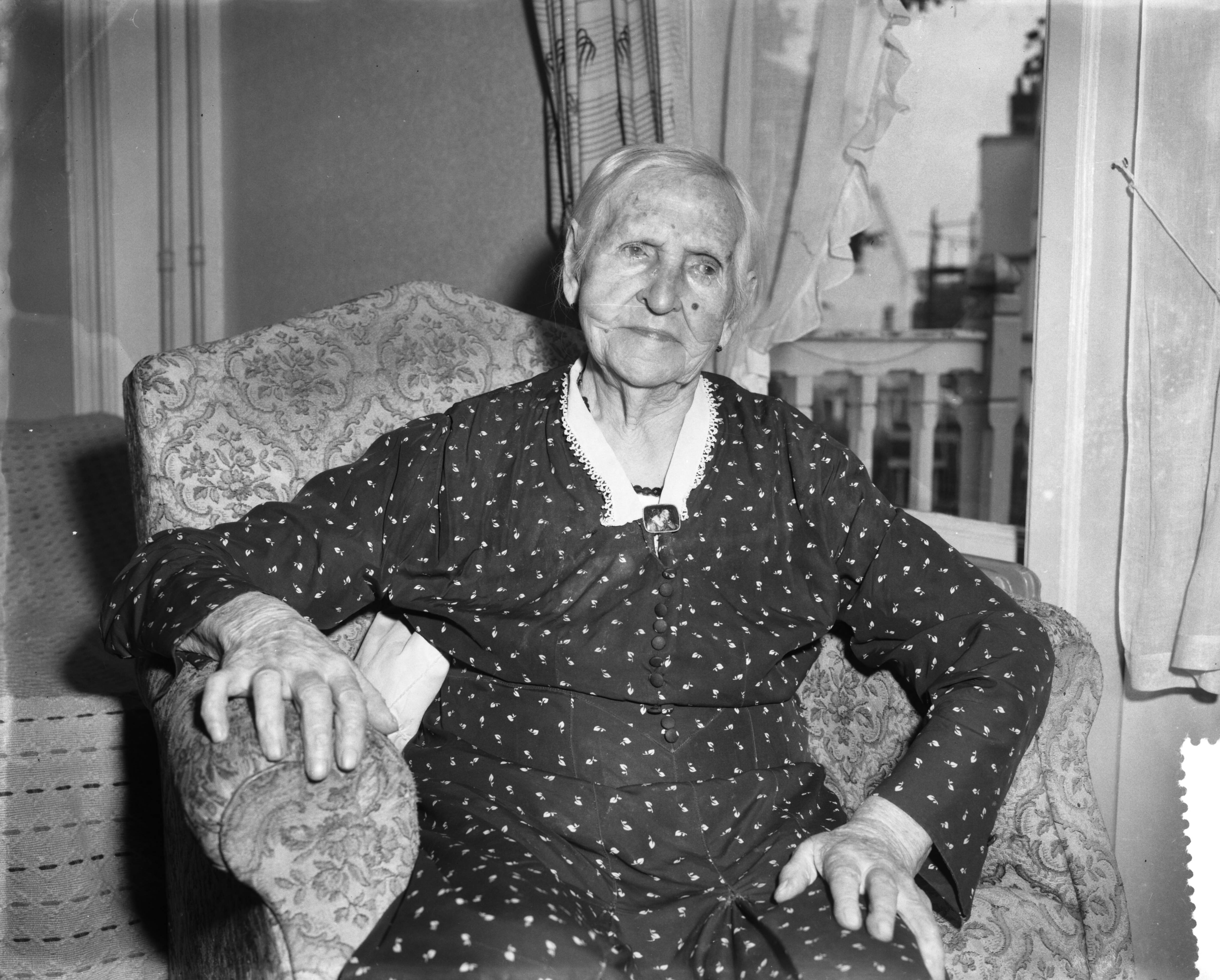 Fotocollectie Anefo — Mevrouw D.J. Lammerts-Koopman uit Den Haag wordt op 29 september 107 jaar oud — Foto: Behrens, Herbert F. / Anefo. Licentie: Set B: Rechtenvrij / Publiek Domein. Bron: Nationaal Archief. http://hdl.handle.net/10648/a99e9902-d0b4-102d-bcf8-003048976d84
