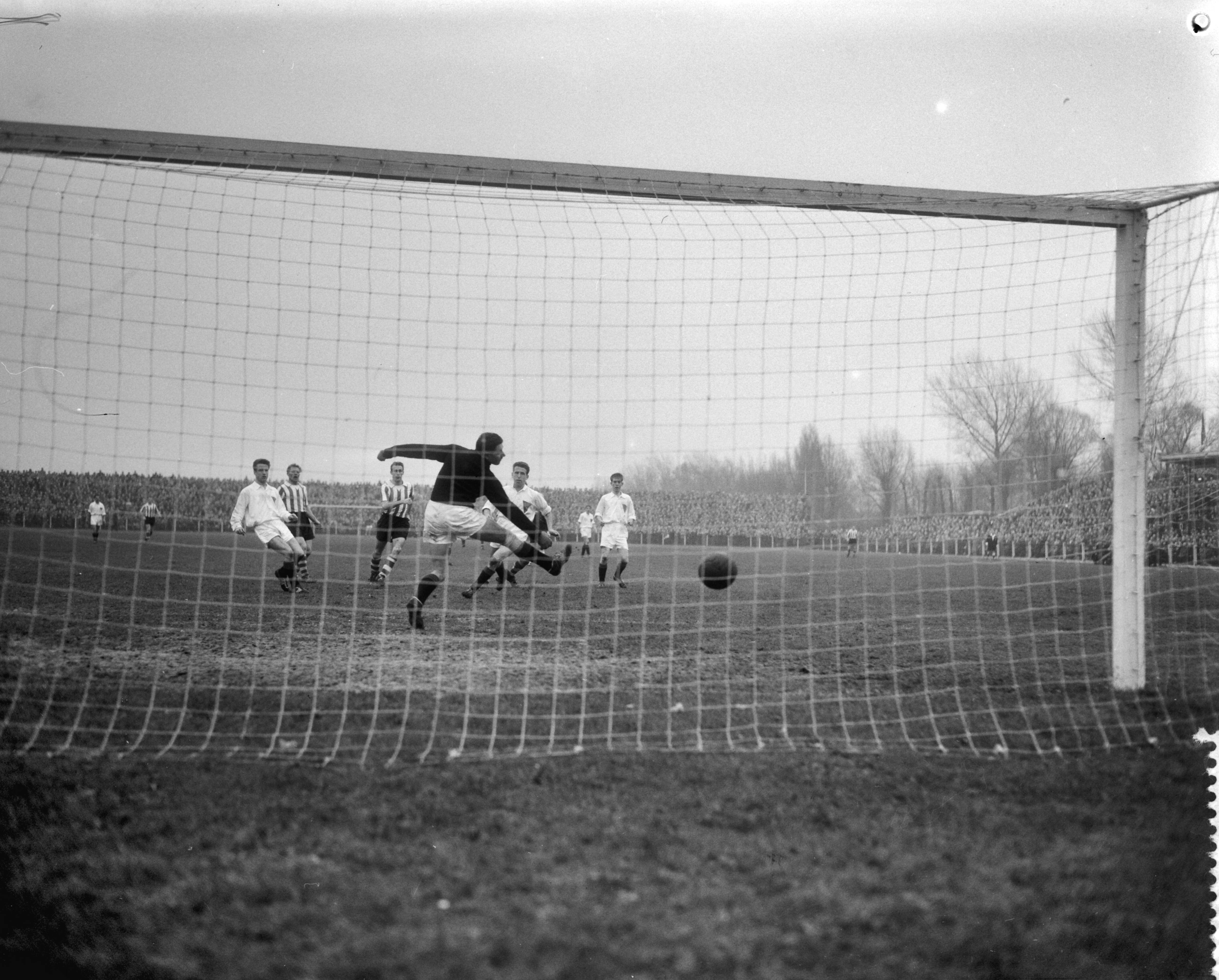 Fotocollectie Anefo — Voetbal. ADO tegen Sparta 1-6. Spelmoment — Foto: Pot, Harry / Anefo. Licentie: Set B: Rechtenvrij / Publiek Domein. Bron: Nationaal Archief. http://hdl.handle.net/10648/a989647e-d0b4-102d-bcf8-003048976d84
