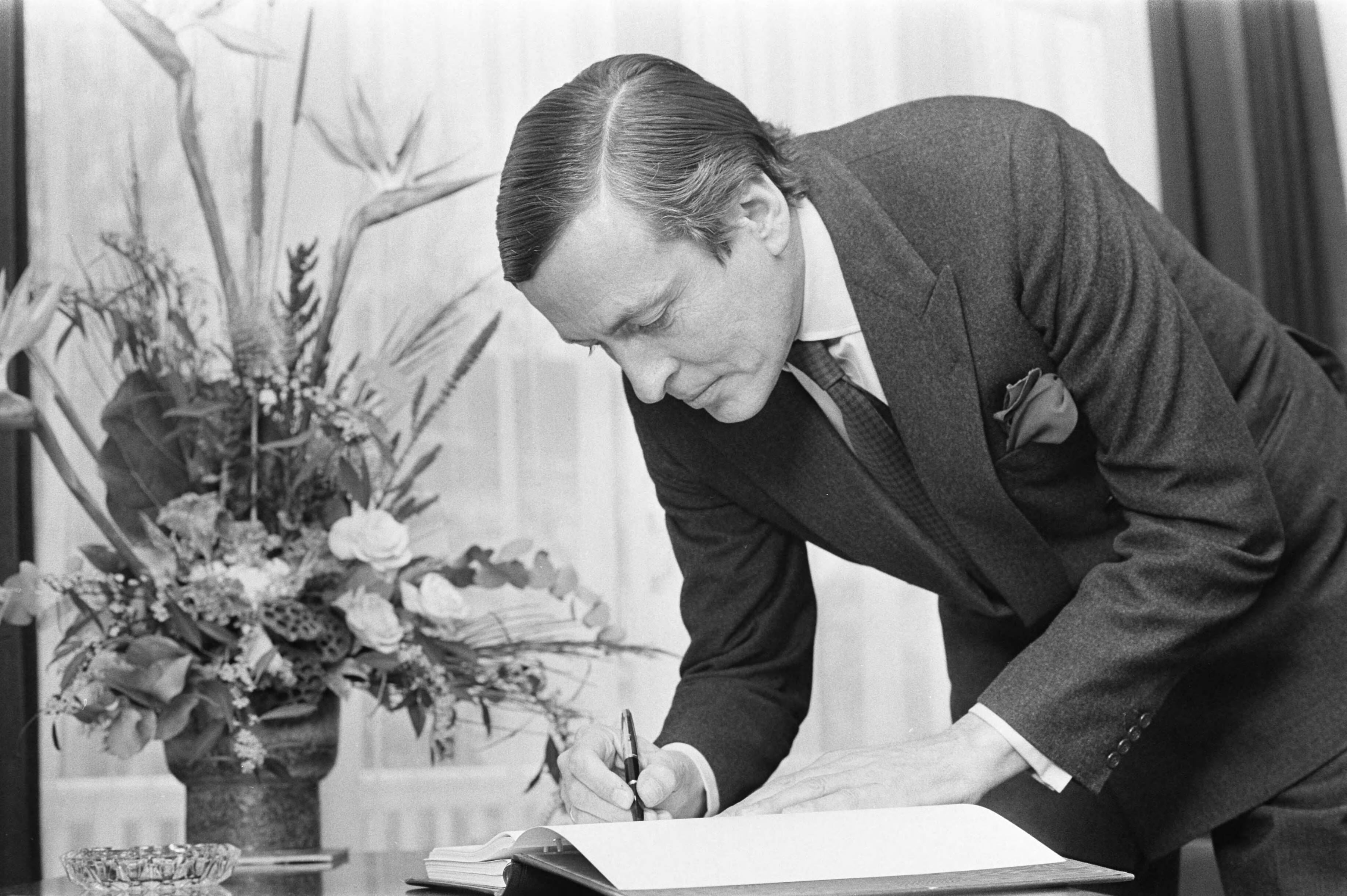 Fotocollectie Anefo — Prins Claus bij viering 75-jarig bestaan Nationaal Grondbezit NV te Den Haag — Foto: Mieremet, Rob / Anefo. Licentie: Set B: Rechtenvrij / Publiek Domein. Bron: Nationaal Archief. http://hdl.handle.net/10648/abfbcad0-d0b4-102d-bcf8-003048976d84