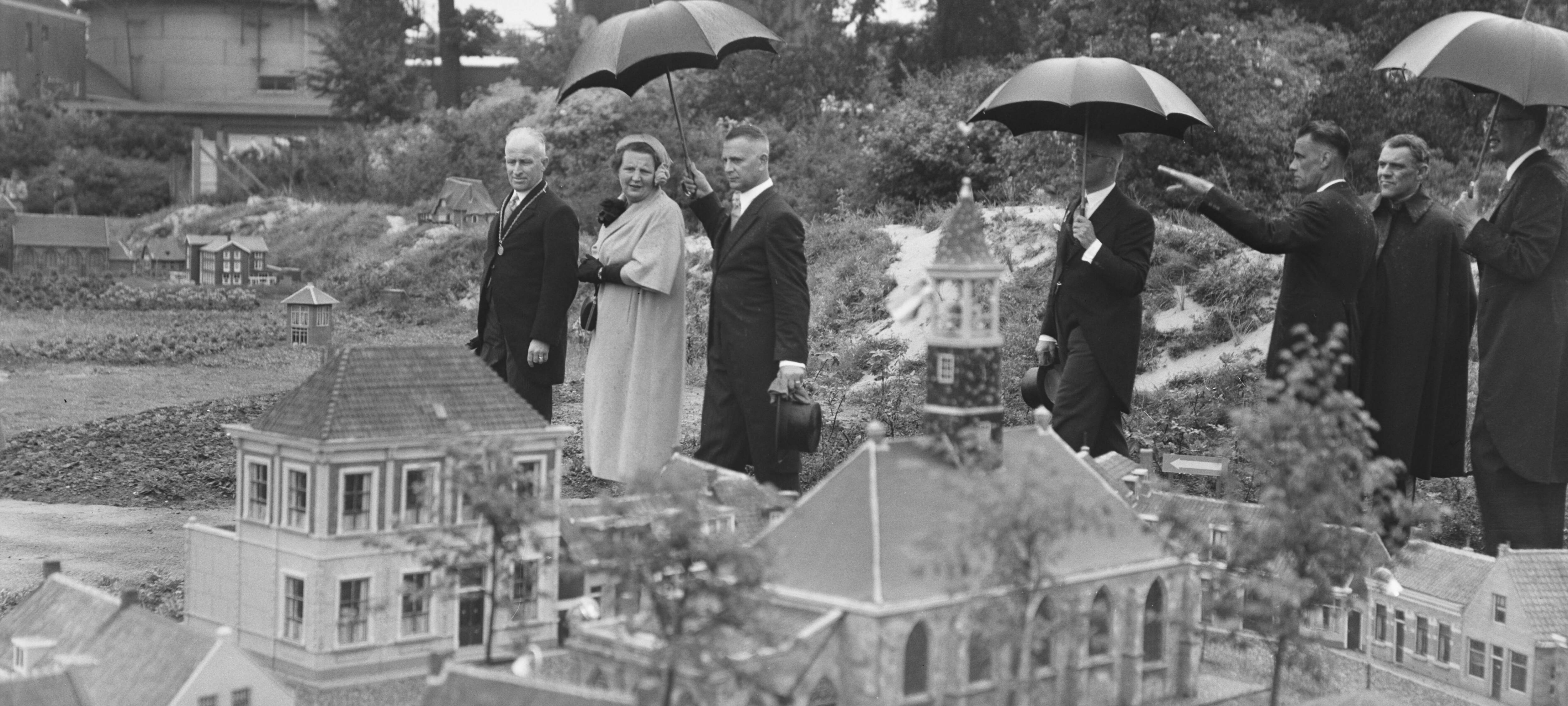 Koningin Juliana en prins Bernhard bezoeken Walcheren — Koningin Juliana en prins Bernhard bezoeken Miniatuur Walcheren te Middelburg — Foto: Bilsen, Joop van / Anefo. Licentie: Set B: Rechtenvrij / Publiek Domein. Bron: Nationaal Archief. http://hdl.handle.net/10648/a9245cf0-d0b4-102d-bcf8-003048976d84