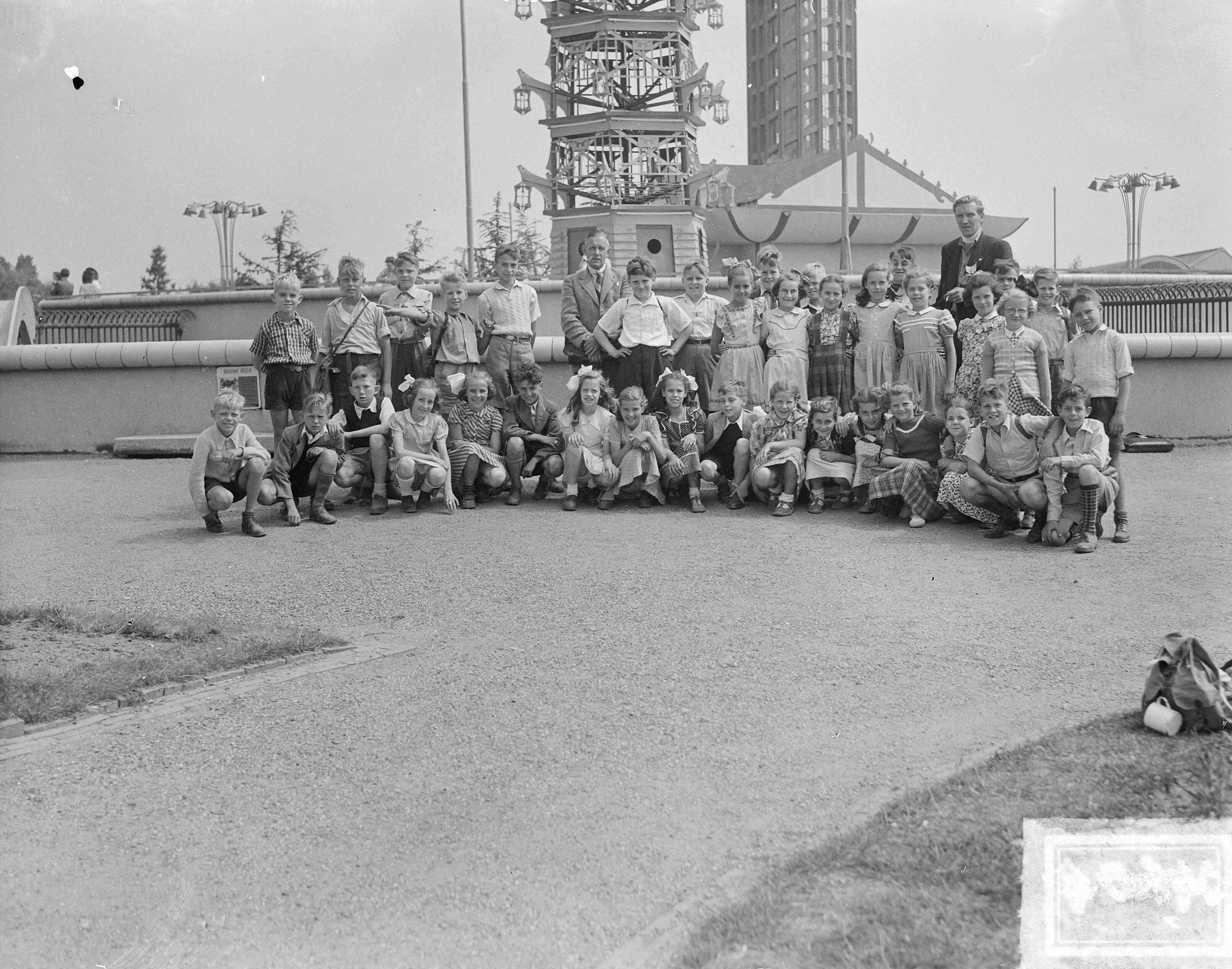 Fotocollectie Anefo — Groep A. J. Steynfort, Meidoornstraat 32 Den Haag — Foto: Oorschot, […] van / Anefo. Licentie: Set B: Rechtenvrij / Publiek Domein. Bron: Nationaal Archief. http://hdl.handle.net/10648/a8ca1132-d0b4-102d-bcf8-003048976d84