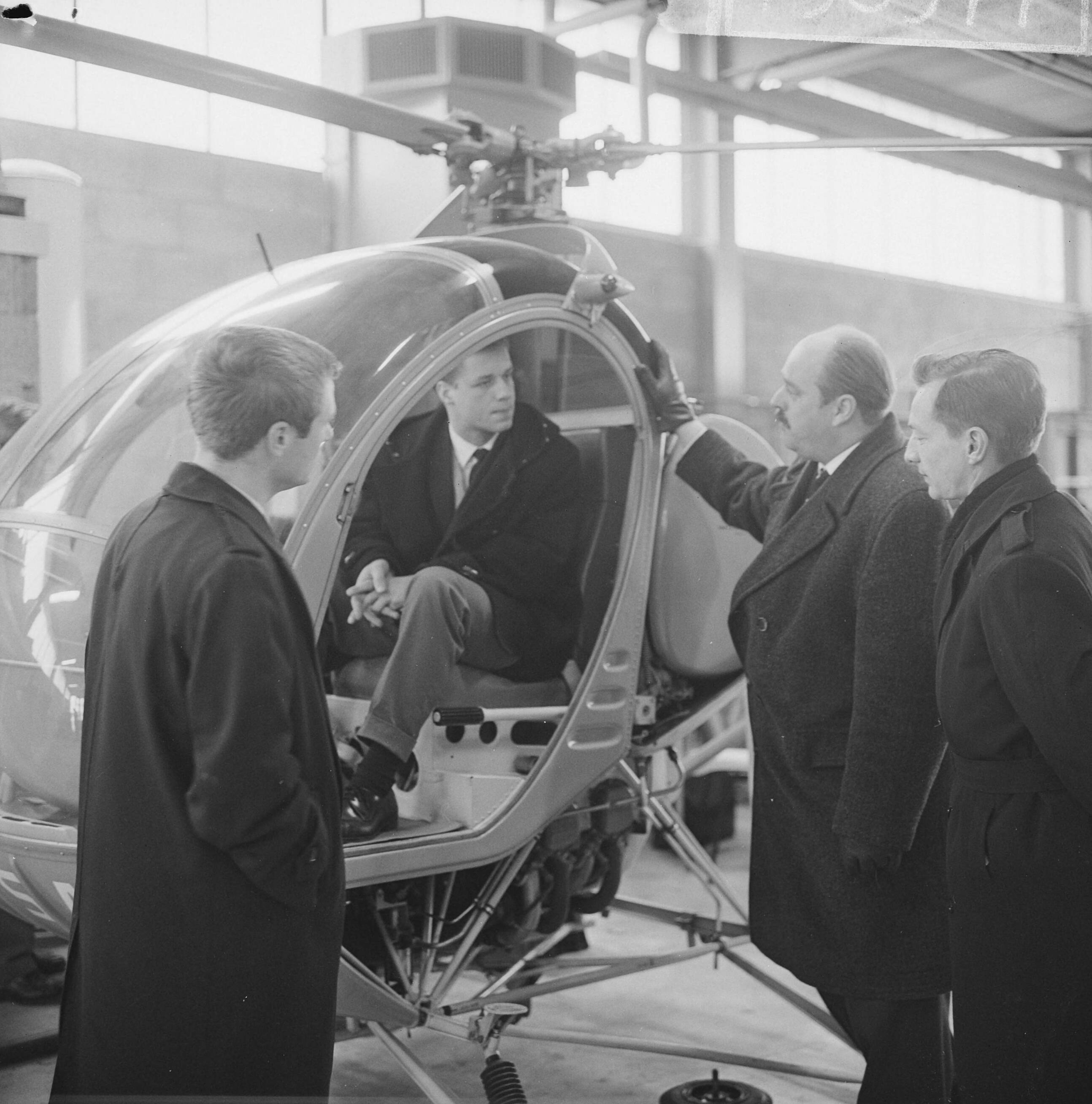 Fotocollectie Anefo — Perspectief voor jonge vliegers van de RLS. W.C.M. van Gent laat zijn leerlingen kennis maken met de les-helicopter — Foto: Koch, Eric / Anefo. Licentie: Set B: Rechtenvrij / Publiek Domein. Bron: Nationaal Archief. http://hdl.handle.net/10648/aa540e40-d0b4-102d-bcf8-003048976d84