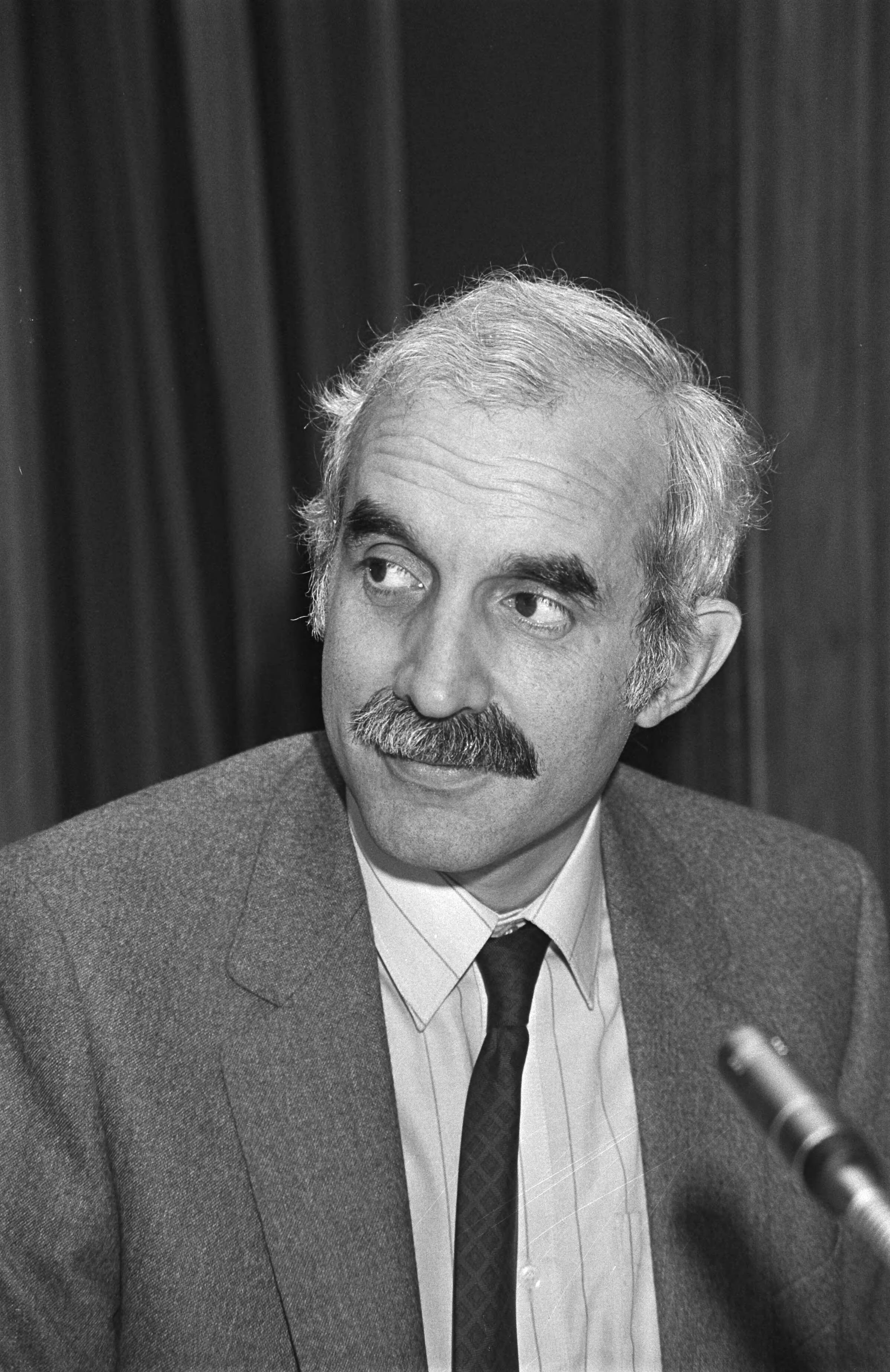 Fotocollectie Anefo — Openbare vergadering van NOS (Nederlandse Omroep Stichting in Hilversum, mr. E. C. N. Jurgens (voorzitter NOS) — Foto: Dijk, Hans van / Anefo. Licentie: Set B: Rechtenvrij / Publiek Domein. Bron: Nationaal Archief. http://hdl.handle.net/10648/aceda314-d0b4-102d-bcf8-003048976d84