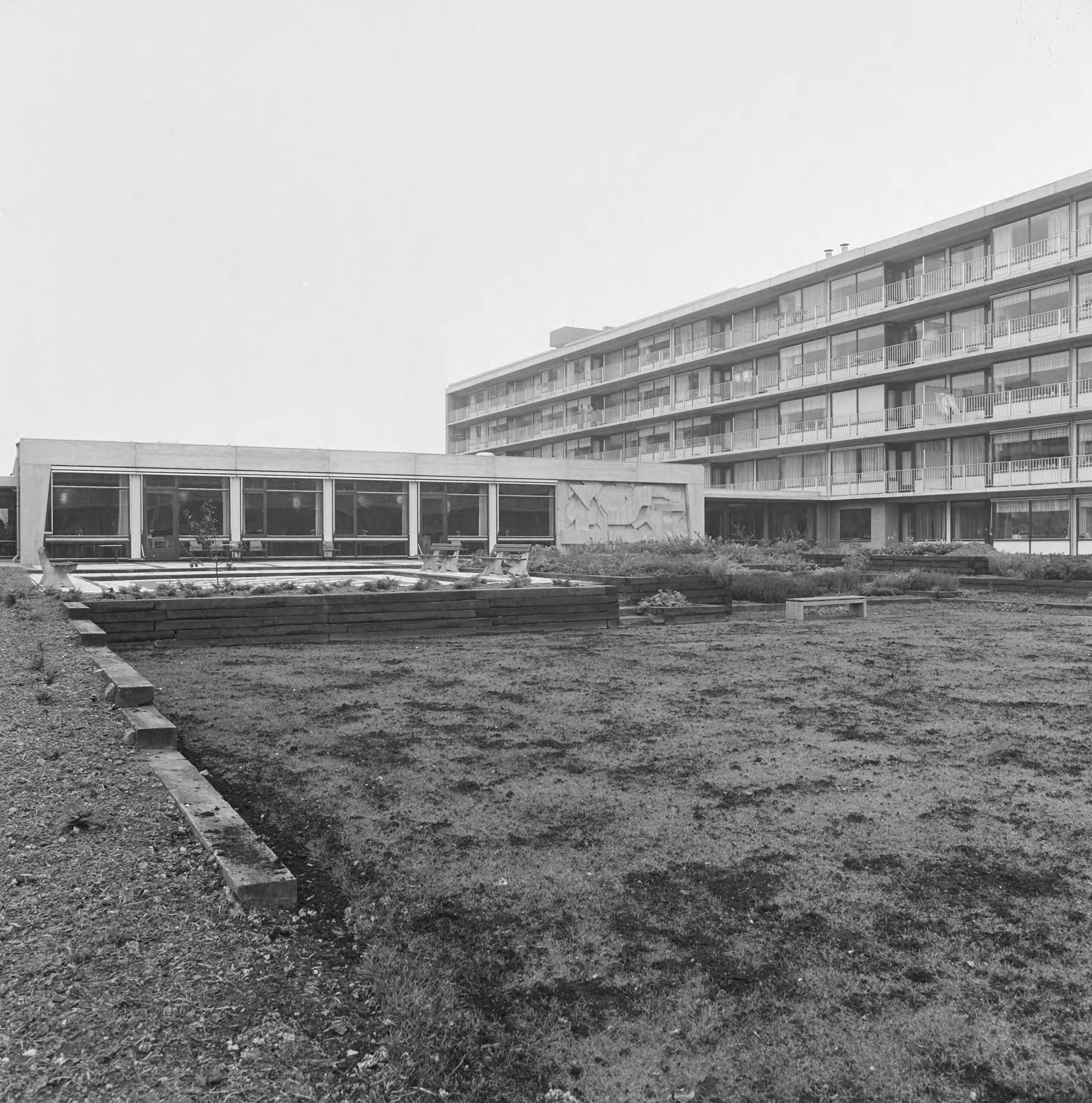 Fotocollectie Nederlandse Heidemaatschappij — Gebruik van houten bielzen bij tuinaanleg Zoetermeer — Foto: Fotograaf Onbekend / Heidemij. Licentie: Set B: Rechtenvrij / Publiek Domein. Bron: Nationaal Archief. http://hdl.handle.net/10648/ae8333f6-d0b4-102d-bcf8-003048976d84