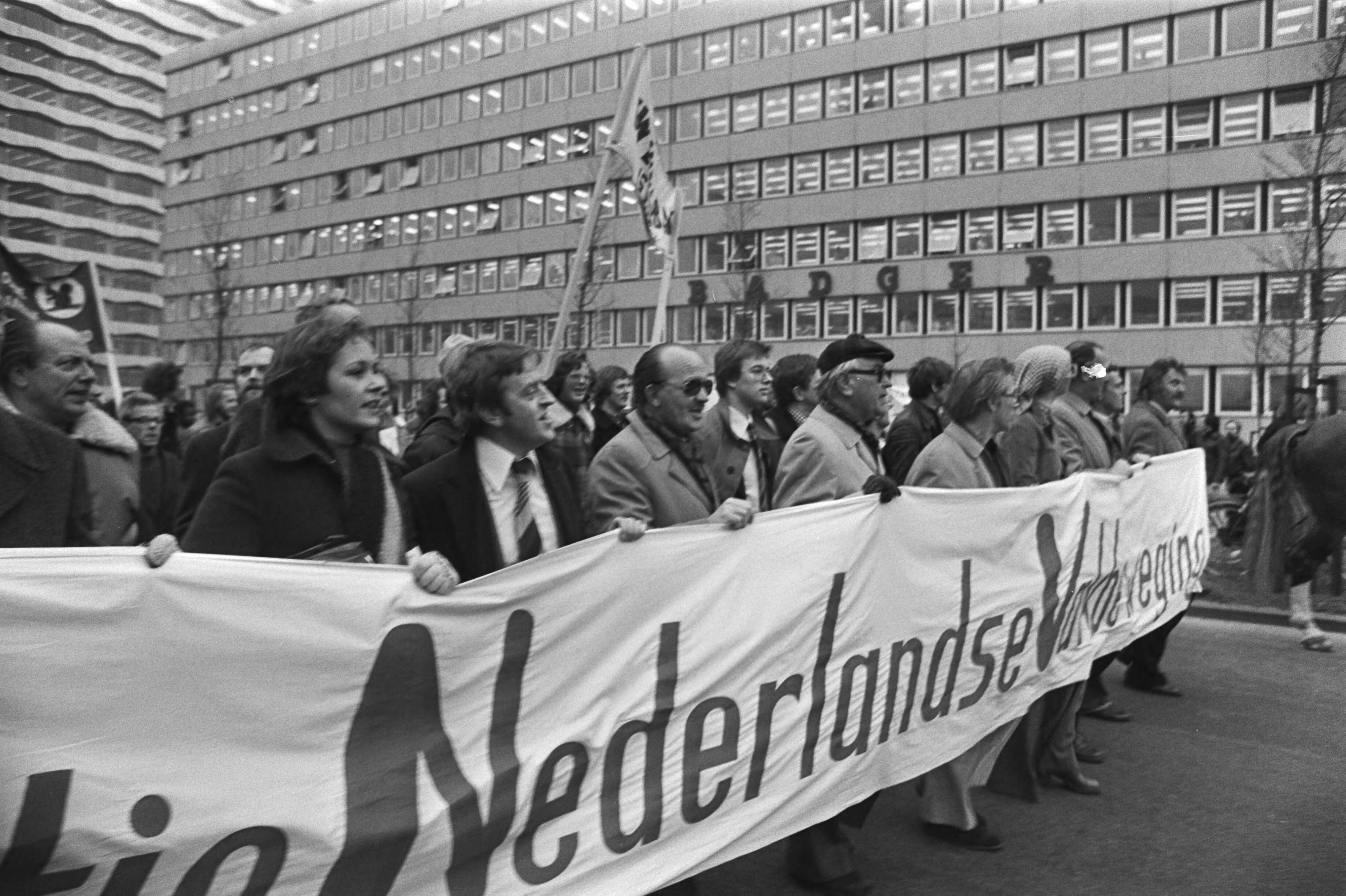 Fotocollectie Anefo — Demonstratie stakers in Den Haag ; op Binnenhof — Foto: Suyk, Koen / Anefo. Licentie: Set B: Rechtenvrij / Publiek Domein. Bron: Nationaal Archief. http://hdl.handle.net/10648/ac95ff9c-d0b4-102d-bcf8-003048976d84