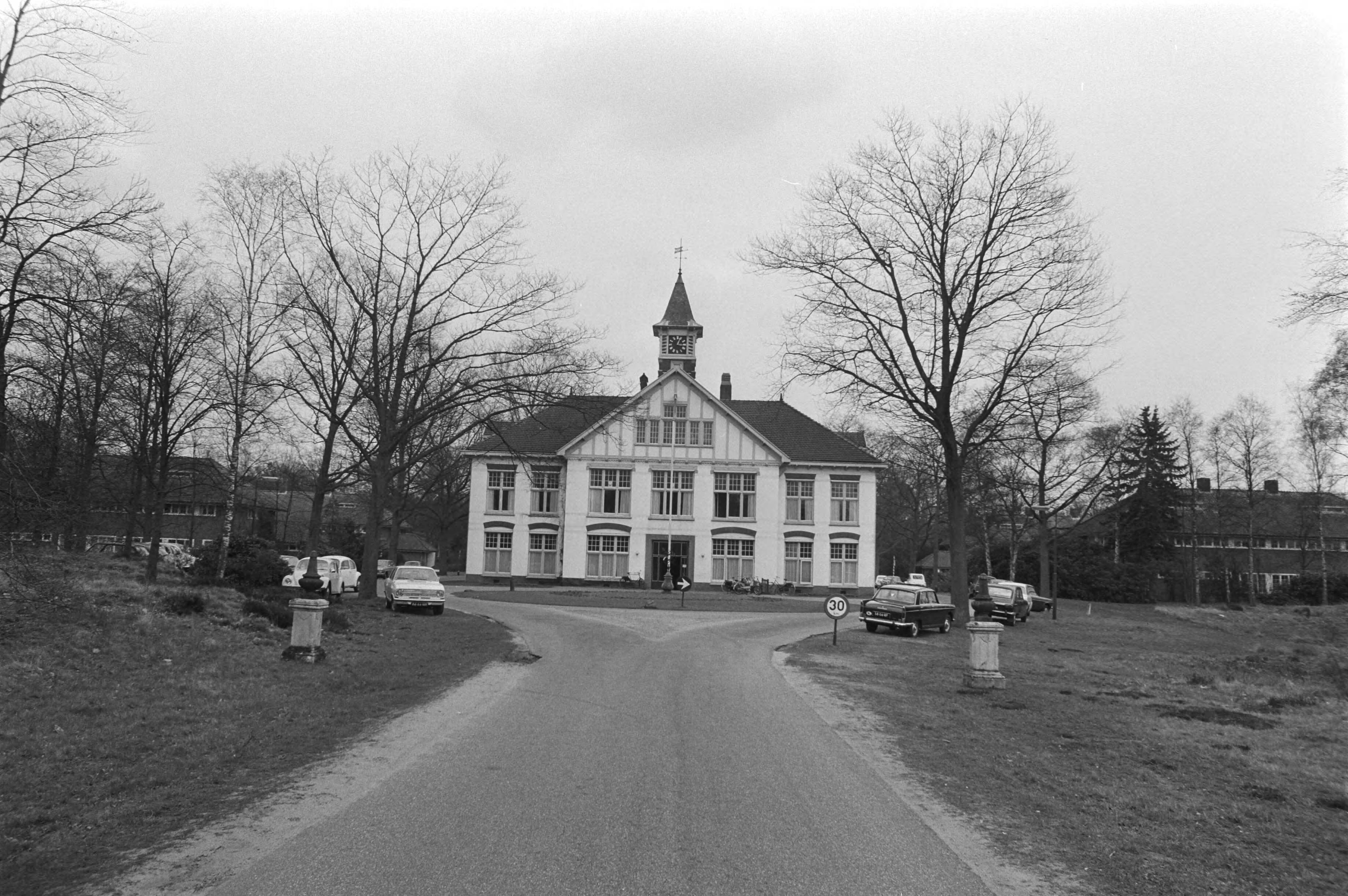 Psychiatrische Inrichting Willem Arntsz Hoeve te Den Dolder — Exterieur — Foto: Fotograaf Onbekend / Anefo. Licentie: Set B: Rechtenvrij / Publiek Domein. Bron: Nationaal Archief. http://hdl.handle.net/10648/abbc1a52-d0b4-102d-bcf8-003048976d84