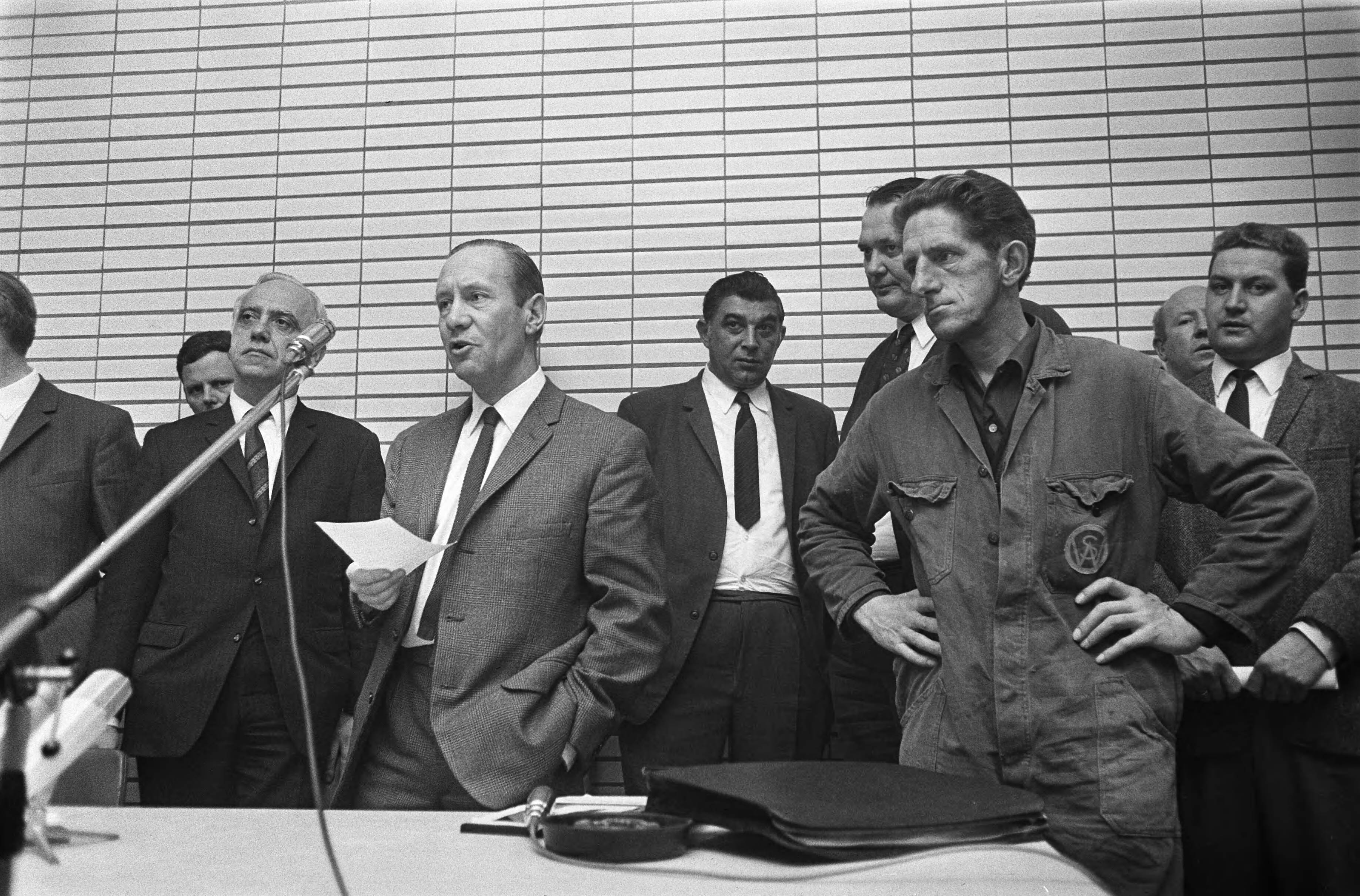 Fotocollectie Anefo — Werknemers Werkspoor vergaderen met de vakbonden in kantine Utrecht. J. Meyninkman (NVV) aan het woord, rechts dhr Gerritsen , die sprak namens de ongeorganiseerde — Foto: Koch, Eric / Anefo. Licentie: Set B: Rechtenvrij / Publiek Domein. Bron: Nationaal Archief. http://hdl.handle.net/10648/ab8274b4-d0b4-102d-bcf8-003048976d84