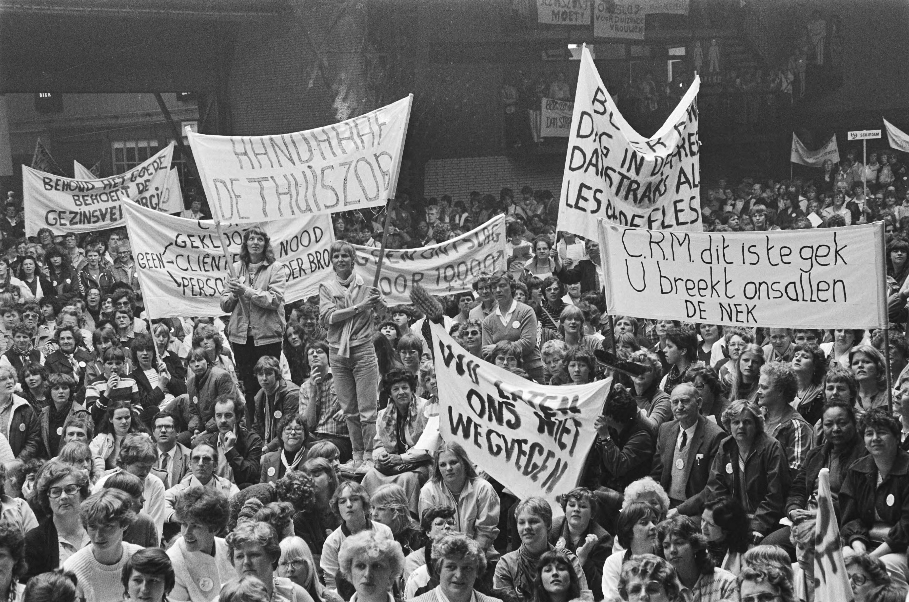 Fotocollectie Anefo — Manifestatie in Den Haag tegen bezuiniging in de gezinsverzorging in Houtrusthallen. Overzicht van de manifestatie — Foto: Dijk, Hans van / Anefo. Licentie: Set B: Rechtenvrij / Publiek Domein. Bron: Nationaal Archief. http://hdl.handle.net/10648/ad15fb0c-d0b4-102d-bcf8-003048976d84