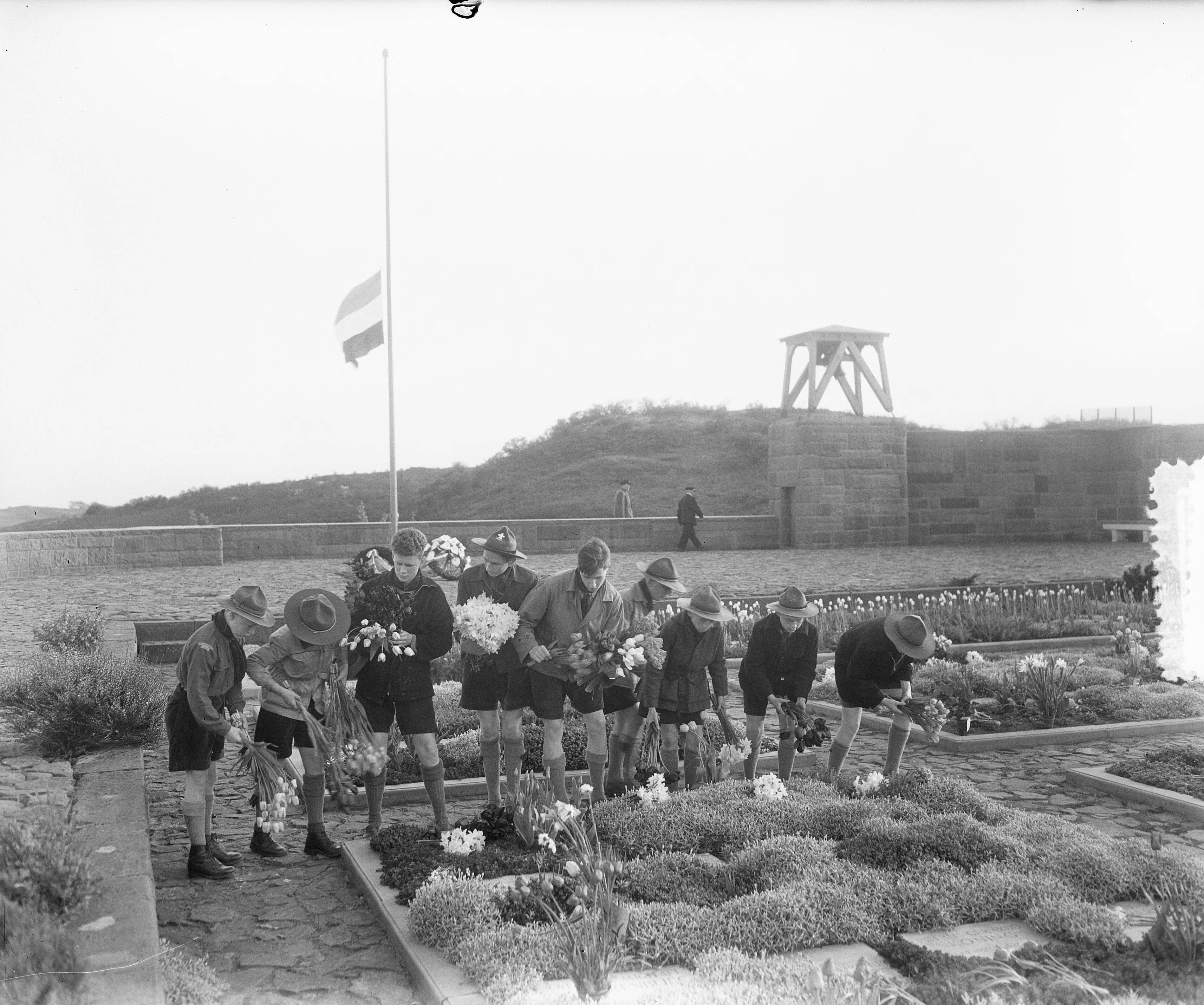 Dodenherdenking. Bloemendaal Stille Tocht — Foto: Pot, Harry / Anefo. — Licentie: Set B: Rechtenvrij / Publiek Domein. Bron: Nationaal Archief. http://hdl.handle.net/10648/a90b7ca8-d0b4-102d-bcf8-003048976d84
