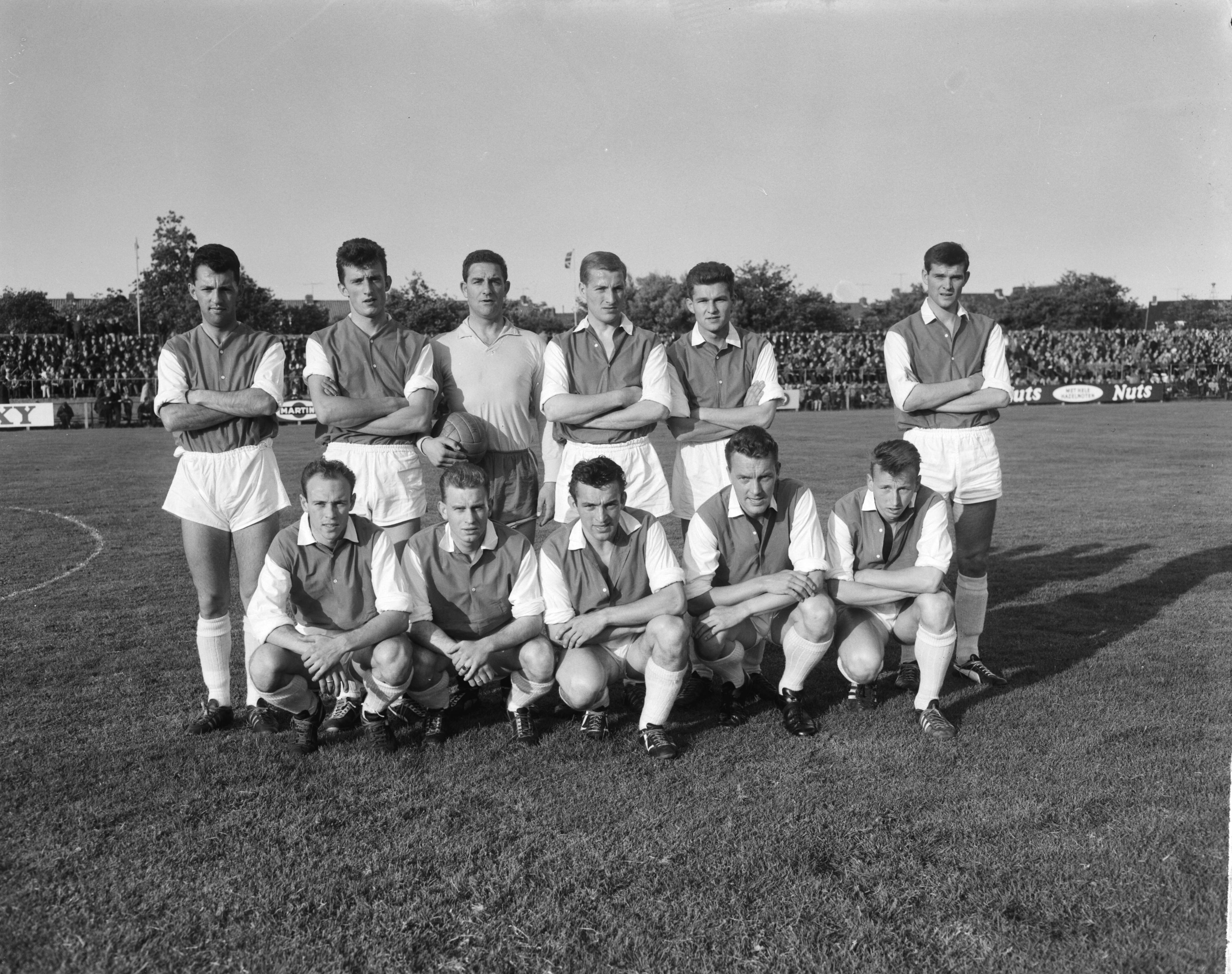 Fotocollectie Anefo — Promotie Competitie 2e divisie. Haarlem tegen AGOVV. Elftal AGOVV; Spelders, Vellekoop, van der Brink , Temming, Vreugd, Ekeren, Krayer, Hartjes, de Vries en [tekst afgebroken] — Foto: Bilsen, Joop van / Anefo. Licentie: Set B: Rechtenvrij / Publiek Domein. Bron: Nationaal Archief. http://hdl.handle.net/10648/aa3c8400-d0b4-102d-bcf8-003048976d84