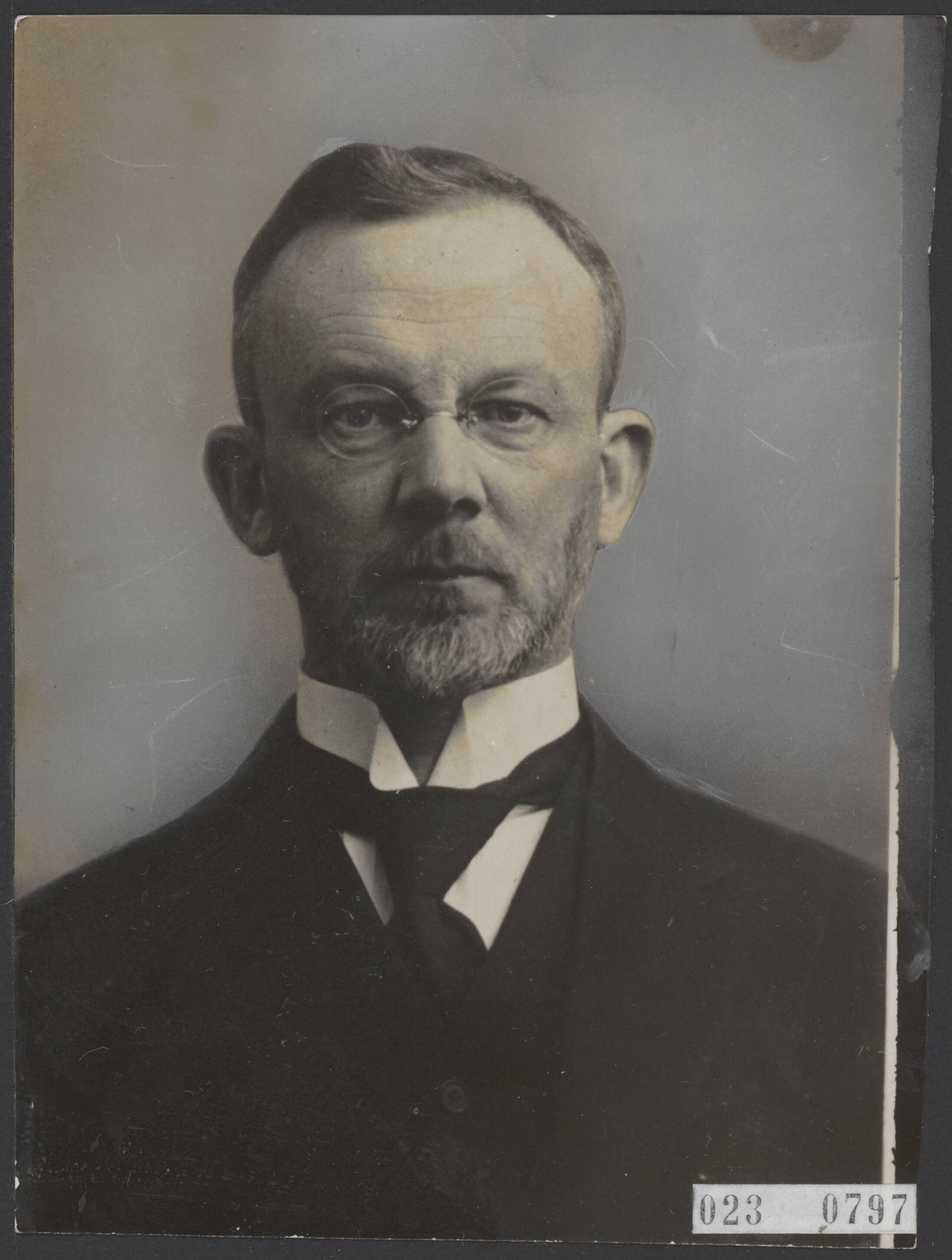 Fotocollectie Elsevier Binnenland — Ds. Van Herwerden, predikant te Groningen, viert zijn 25-jarig jubileum sinds aanvaarding van het predikambt in Heemse (Overijssel) — Foto: N.V. Vereenigde Fotobureaux. Licentie: Set B: Rechtenvrij / Publiek Domein. Bron: Nationaal Archief. http://hdl.handle.net/10648/add57626-d0b4-102d-bcf8-003048976d84