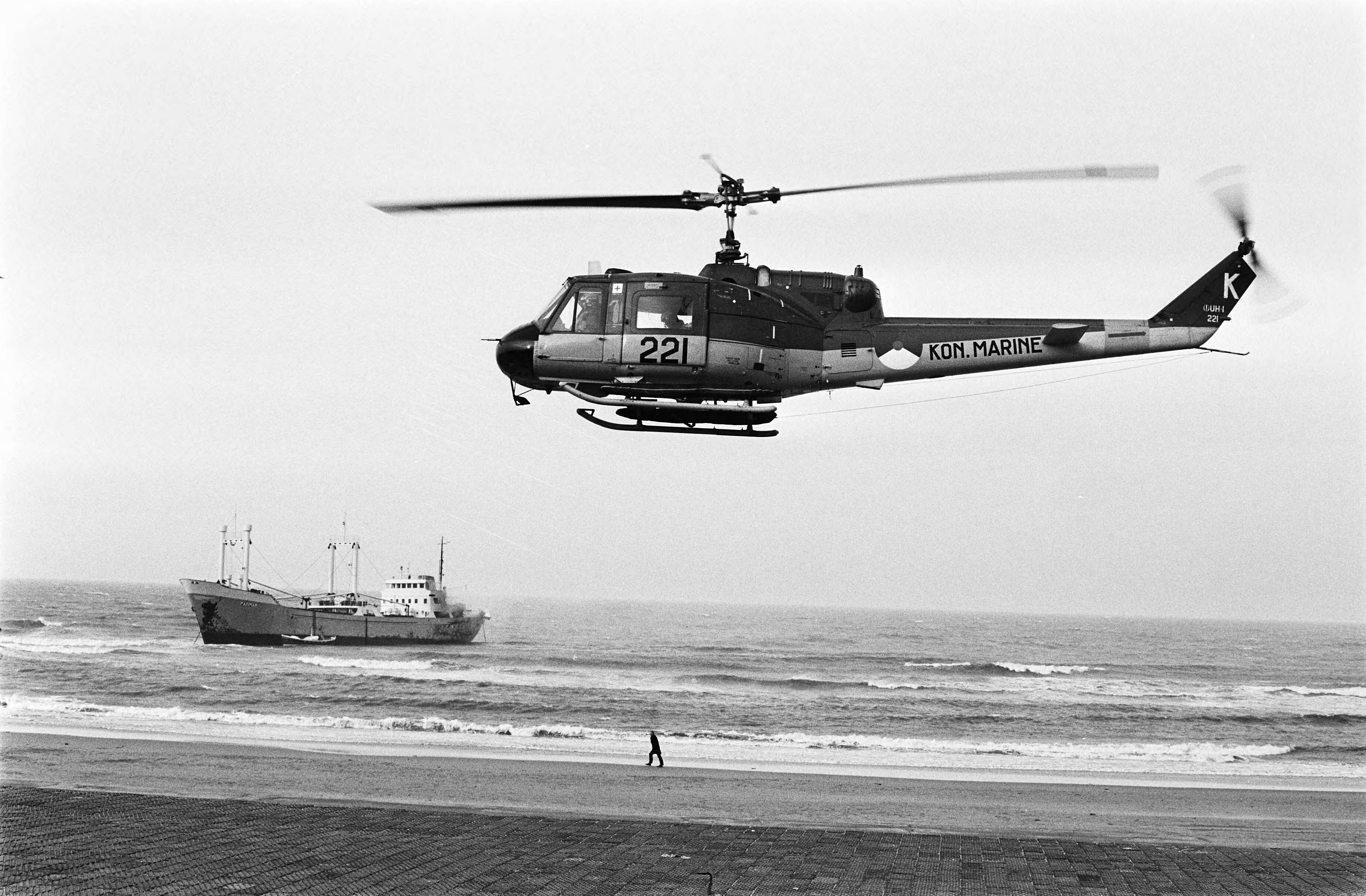 Fotocollectie Anefo — Griekse kustvaarder Parimar in brand op strand bij Scheveningen; helicopter boven het brandende schip — Foto: Verhoeff, Bert / Anefo. Licentie: Set B: Rechtenvrij / Publiek Domein. Bron: Nationaal Archief. http://hdl.handle.net/10648/ac5d8f7c-d0b4-102d-bcf8-003048976d84