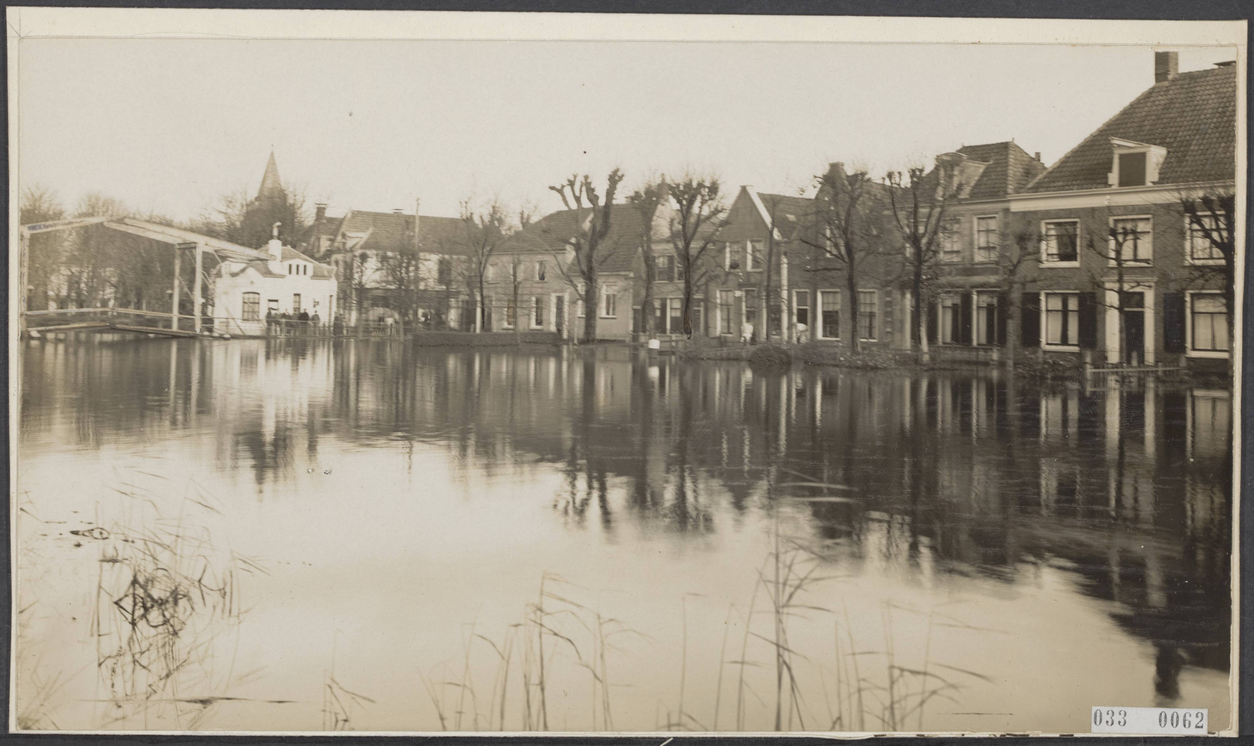 Fotocollectie Elsevier Binnenland — Overstroming van de Vecht bij Vreeland — Foto: Onbekend / Publiek Domein of Rechtenvrij. Licentie: Set B: Rechtenvrij / Publiek Domein. Bron: Nationaal Archief. http://hdl.handle.net/10648/ade5c3d2-d0b4-102d-bcf8-003048976d84