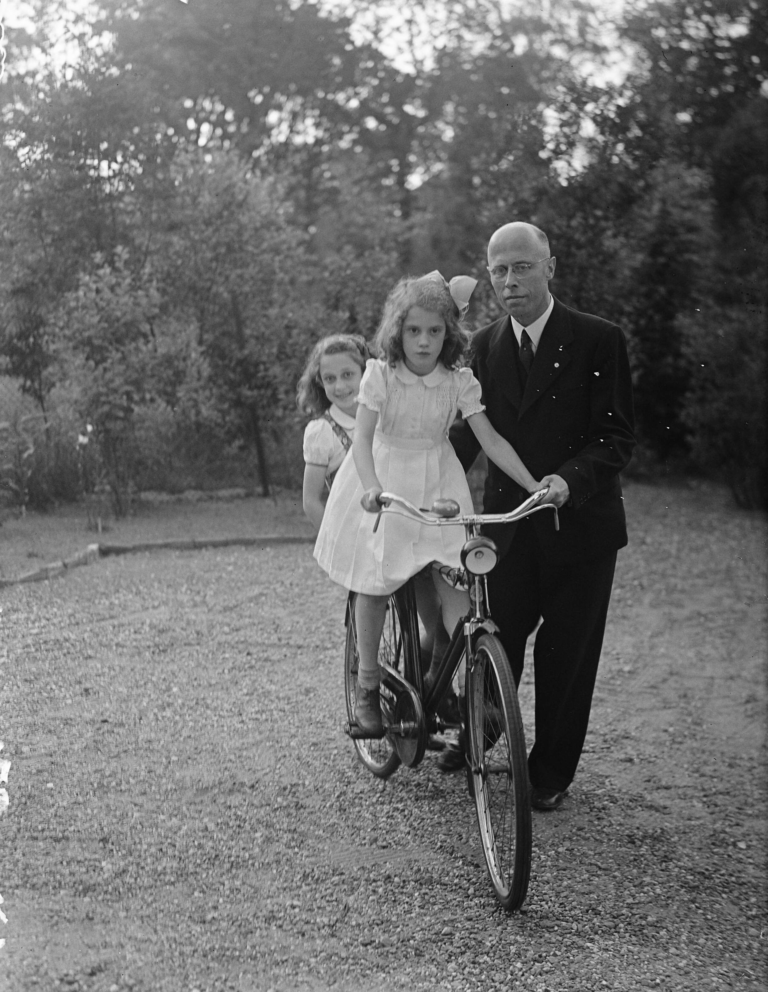 Fotocollectie Anefo — Minister L.J.M. Beel met dochters op de fiets bij in zijn woonhuis te Wassenaar — Foto: IMF / Anefo. Licentie: Set B: Rechtenvrij / Publiek Domein. Bron: Nationaal Archief. http://hdl.handle.net/10648/a8a02980-d0b4-102d-bcf8-003048976d84