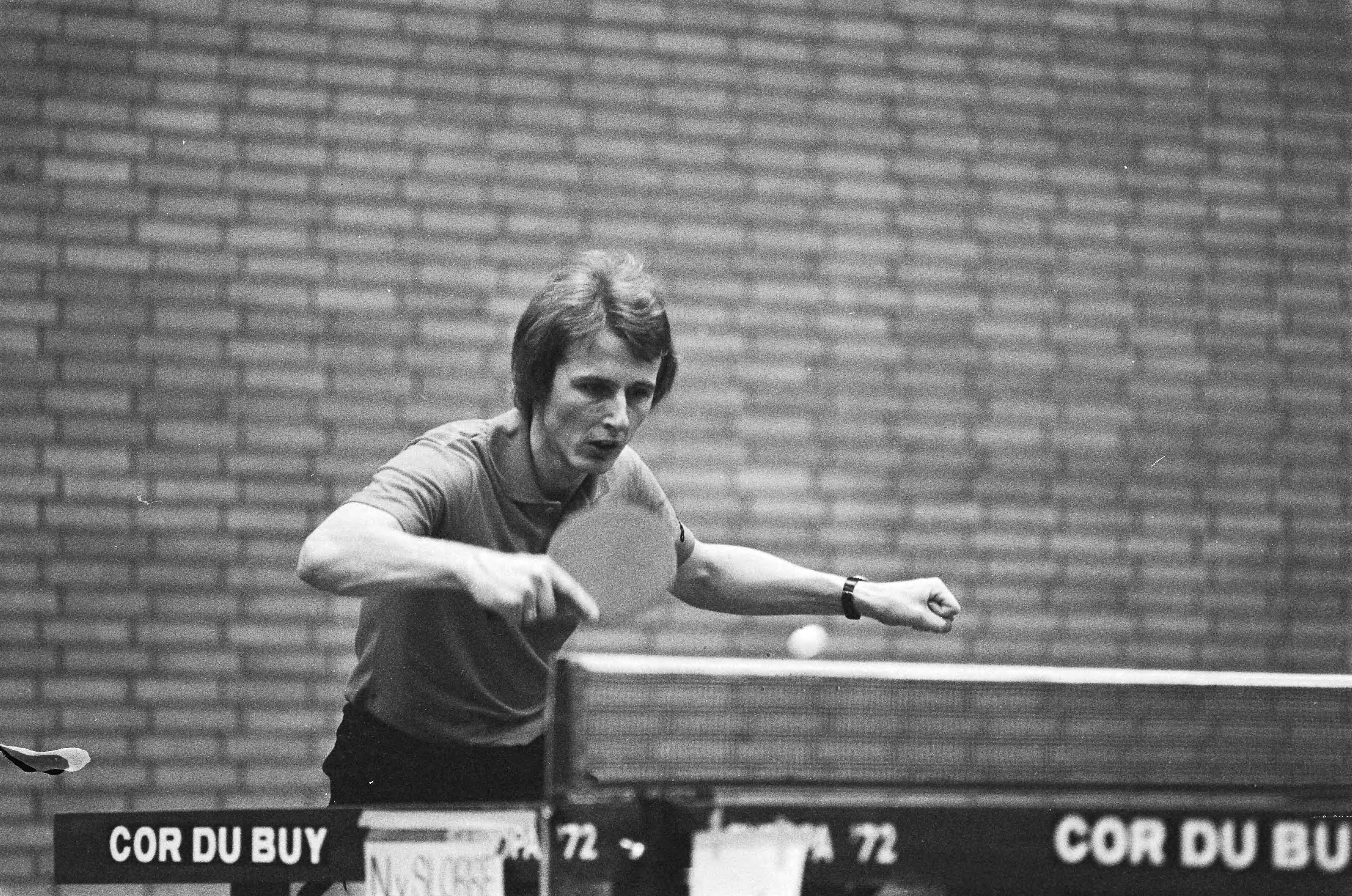 Fotocollectie Anefo — Tafeltennis om NTTB-cup in Huizen; winnaar Nico van Slob in actie — Foto: Verhoeff, Bert / Anefo. Licentie: Set B: Rechtenvrij / Publiek Domein. Bron: Nationaal Archief. http://hdl.handle.net/10648/acaab48c-d0b4-102d-bcf8-003048976d84