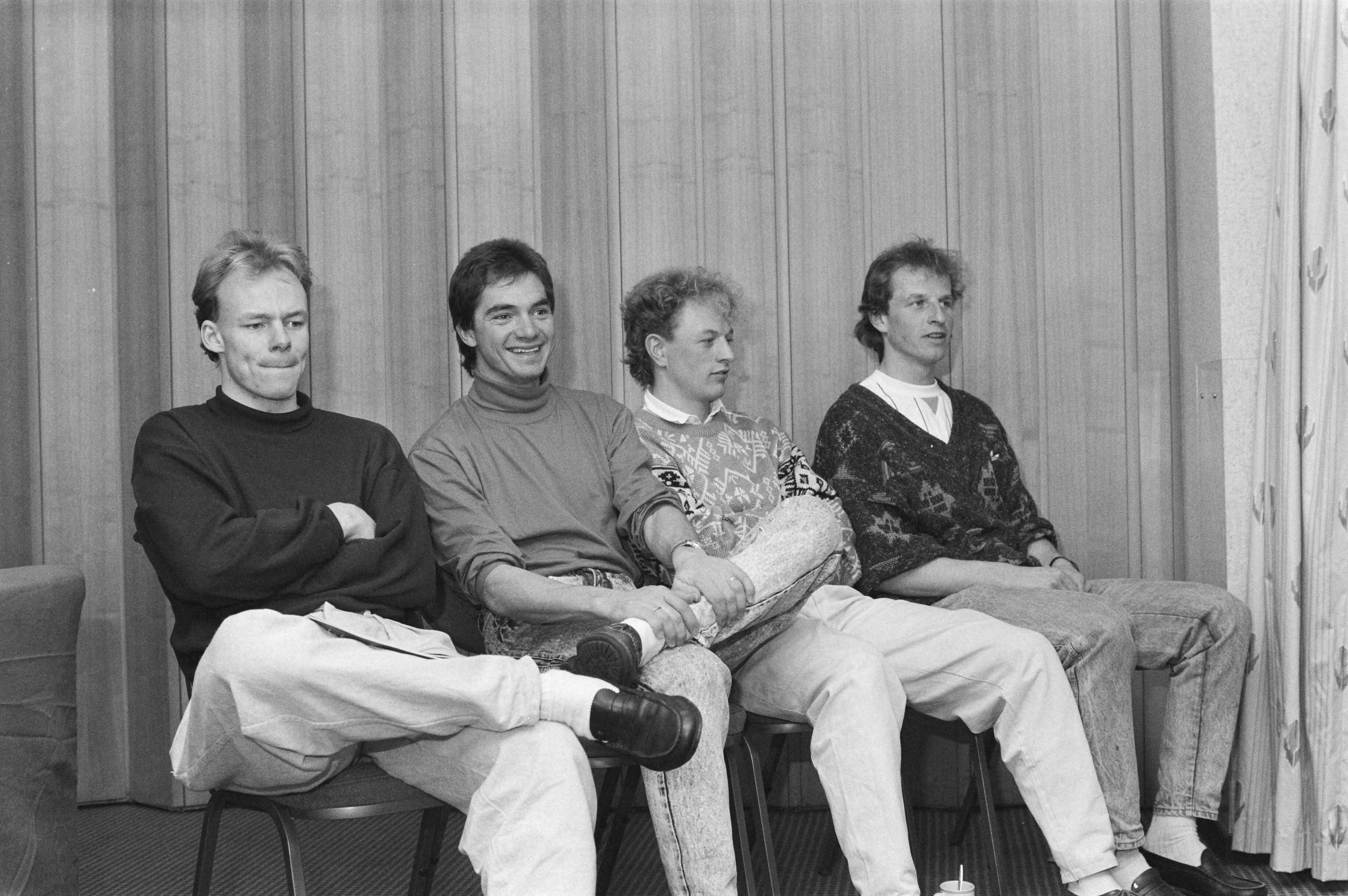 Fotocollectie Anefo — Schaatsploeg voor EK in Den Haag ; v.l.n.r. Anne Jan Portijk , Hein Vergeer, Gerard Kemkers en Leo Visser — Foto: Bogaerts, Rob / Anefo. Licentie: Set B: Rechtenvrij / Publiek Domein. Bron: Nationaal Archief. http://hdl.handle.net/10648/ad67cc5c-d0b4-102d-bcf8-003048976d84