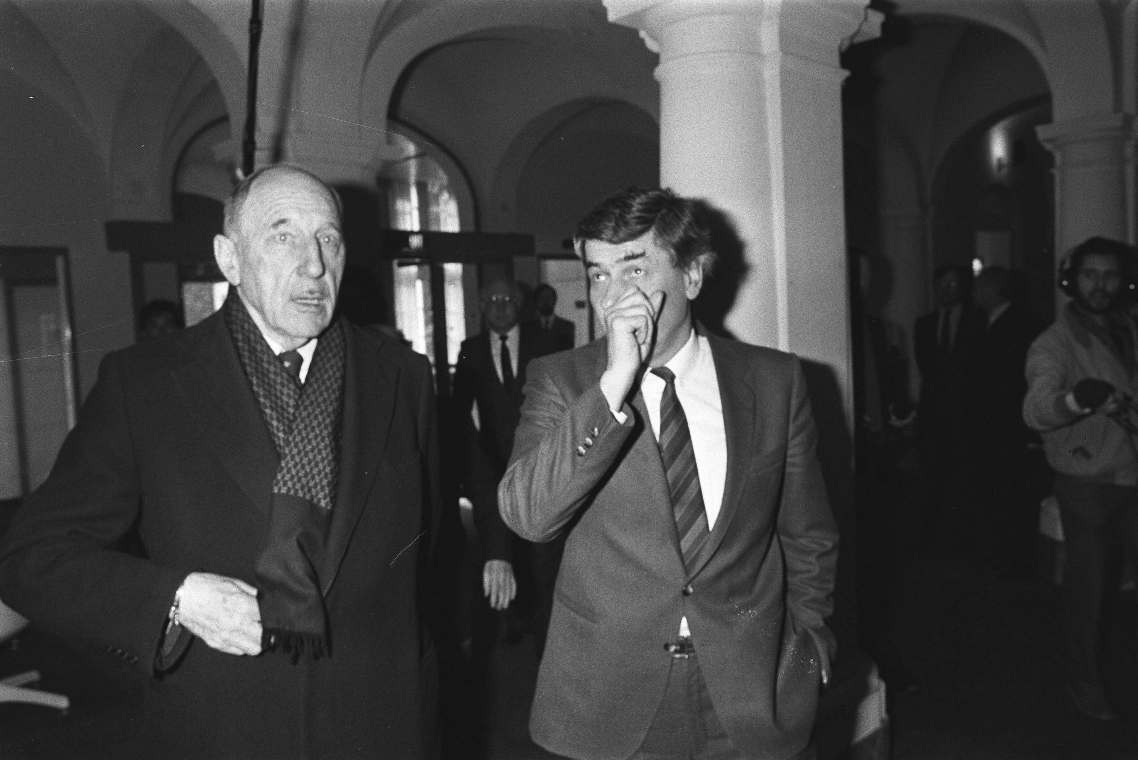 Fotocollectie Anefo — Afscheidstournee Navo-Reagan Luns langs ministeries in Den Haag ; Luns neemt afscheid van premier Lubbers — Foto: Croes, Rob C. / Anefo. Licentie: Set B: Rechtenvrij / Publiek Domein. Bron: Nationaal Archief. http://hdl.handle.net/10648/ad35b190-d0b4-102d-bcf8-003048976d84