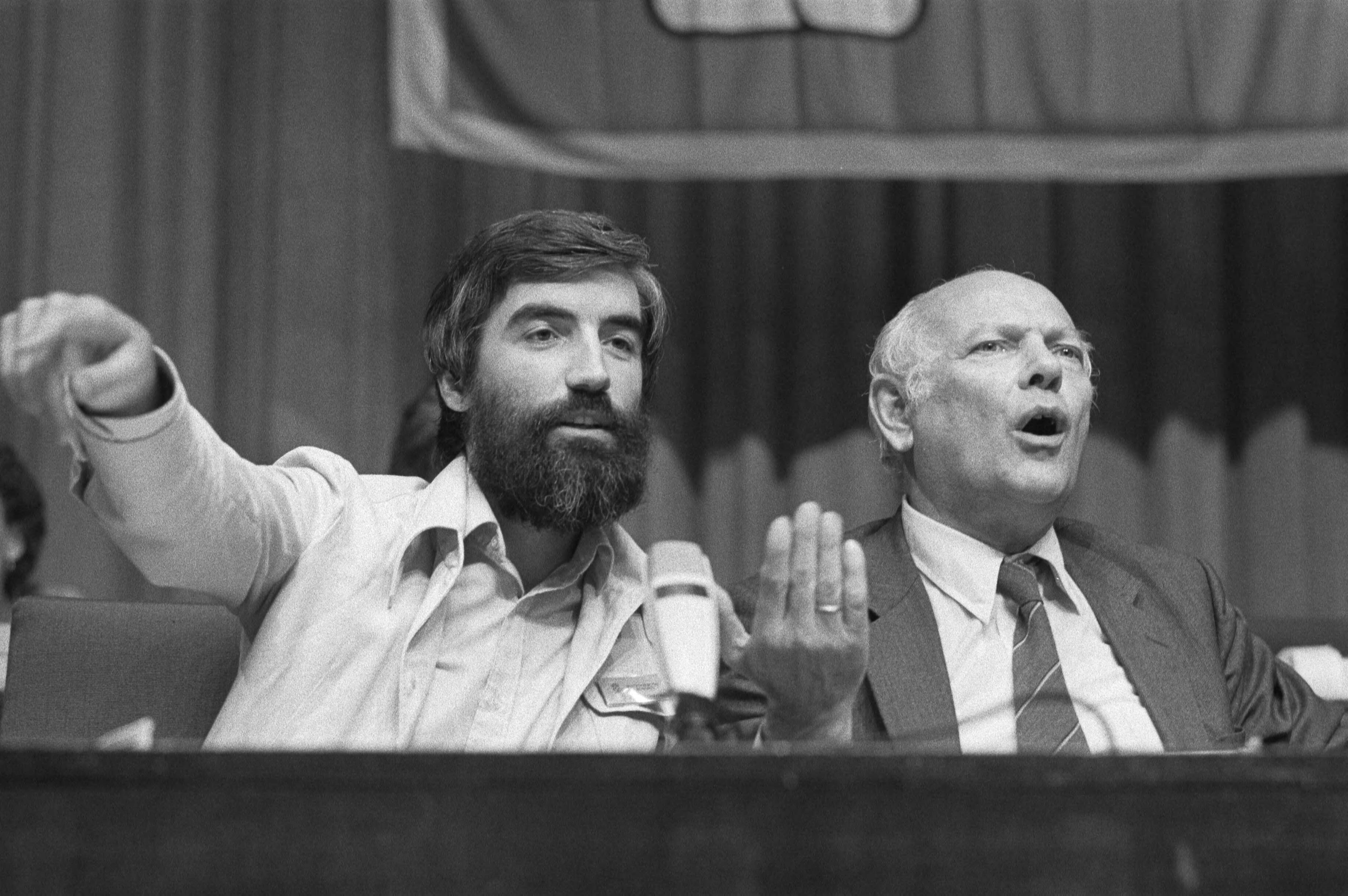 Buitengewoon Congres van de PVDA om te beslissen over het regeerakkoord — Portretten van voorzitter Max van den Berg (links) en Den Uyl van de Pvda tijdens het congres in den Haag in 1981 — Foto: Croes, Rob C. / Anefo. Licentie: Set B: Rechtenvrij / Publiek Domein. Bron: Nationaal Archief. http://hdl.handle.net/10648/ad032662-d0b4-102d-bcf8-003048976d84